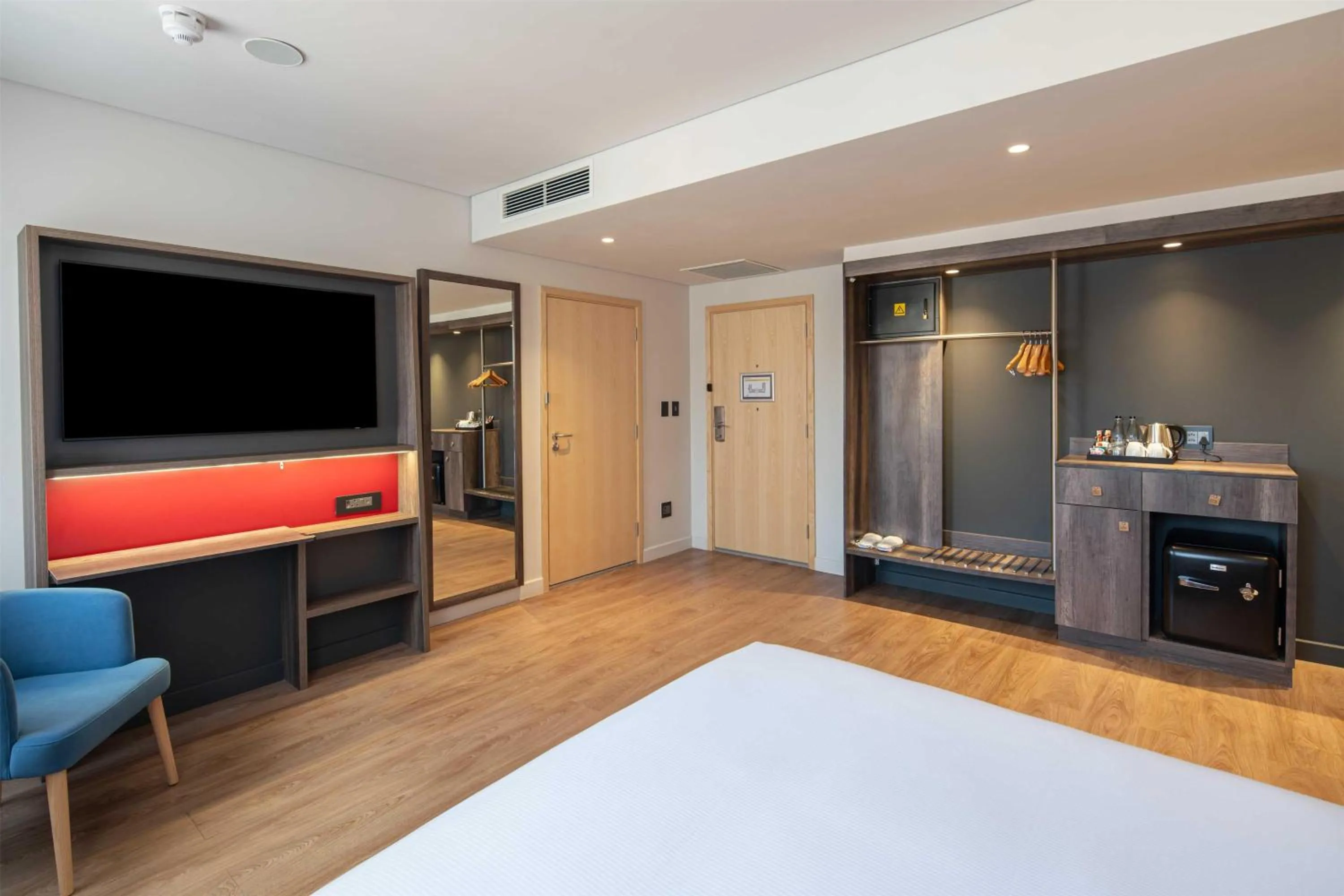 Bedroom, Bed in Hampton By Hilton Sandton Grayston