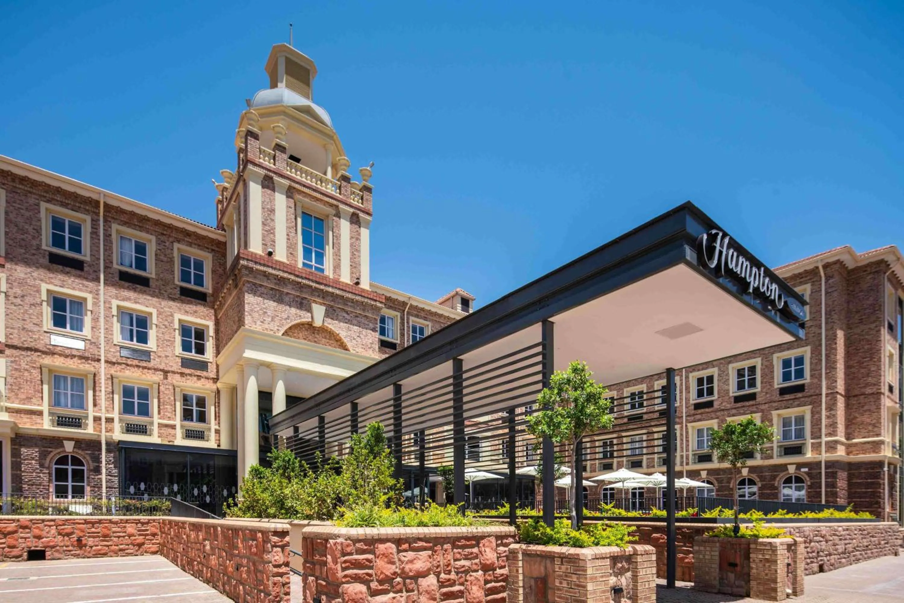 Property building in Hampton By Hilton Sandton Grayston