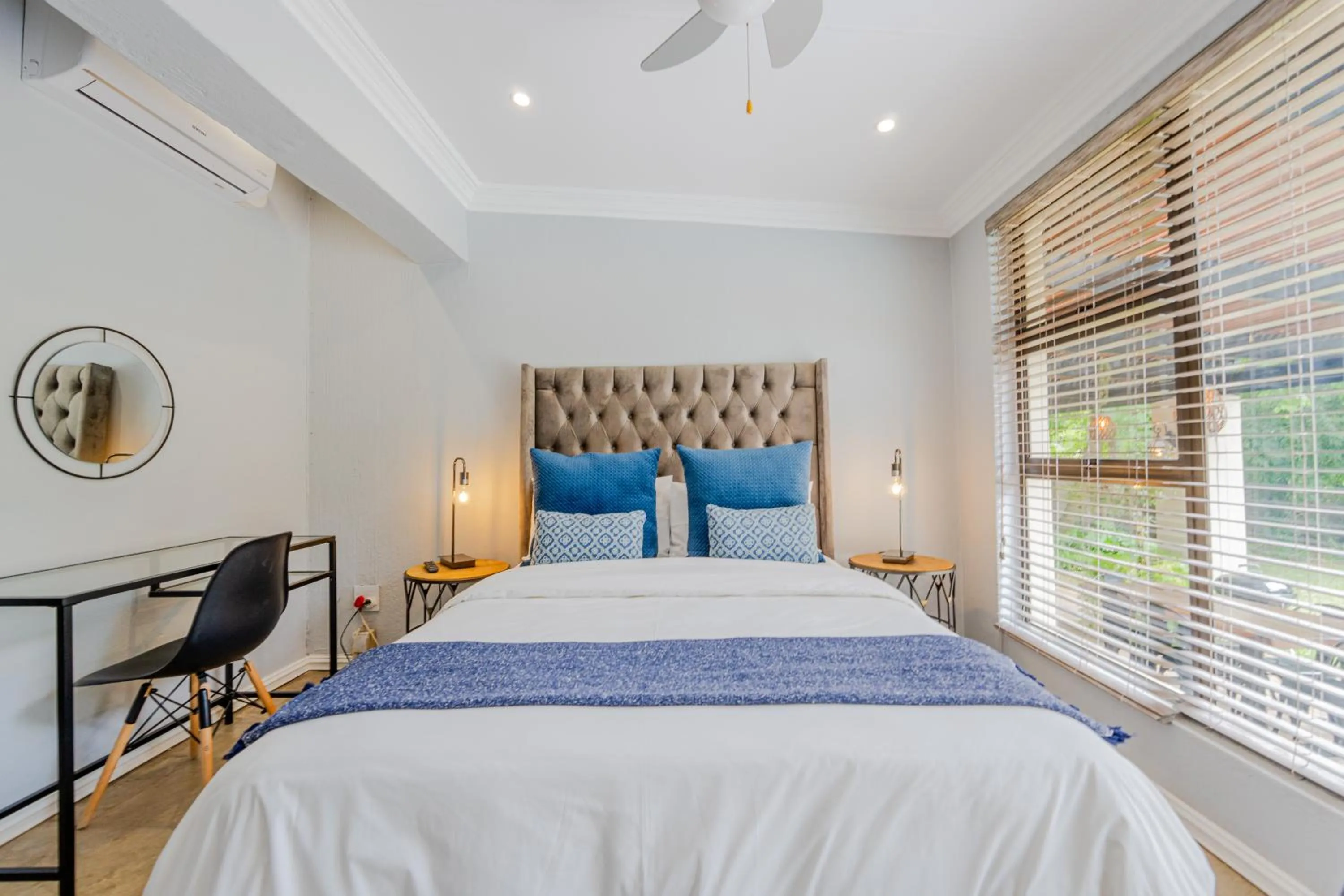 Bedroom, Bed in 4 On Mangaan