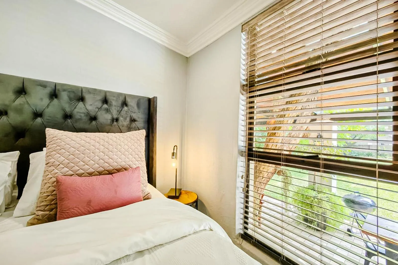 Bedroom, Bed in 4 On Mangaan