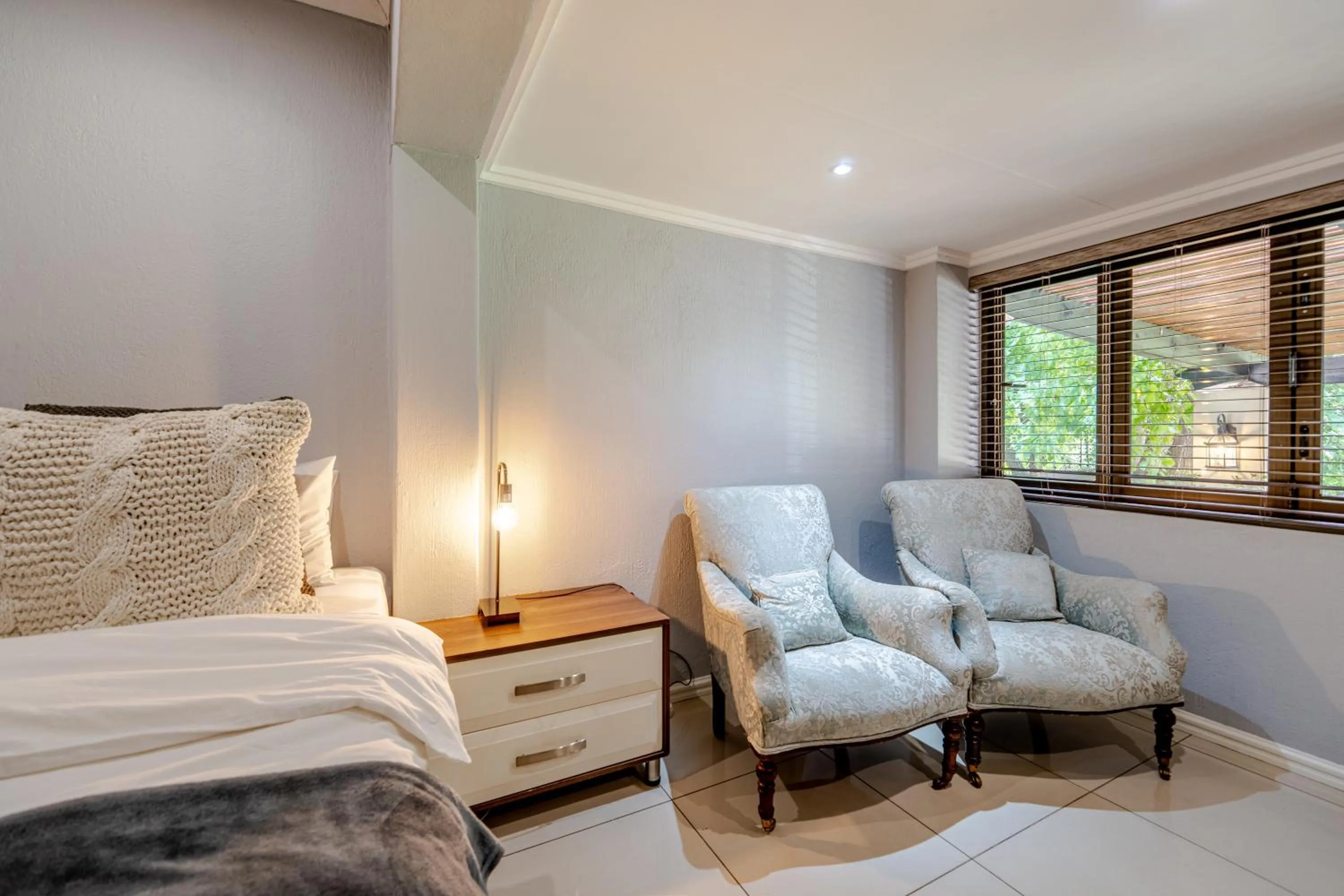 Bedroom, Bed in 4 On Mangaan