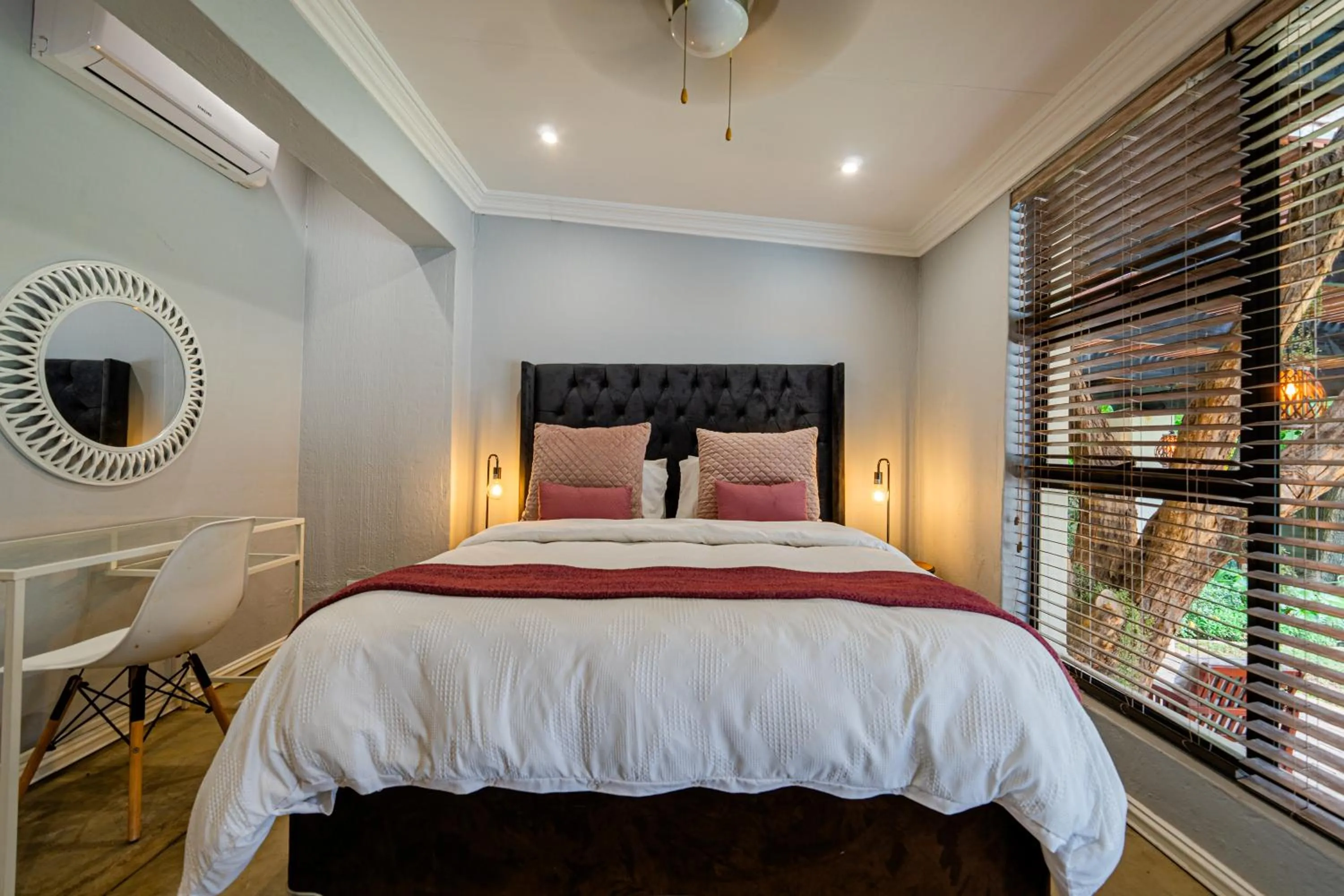 Bedroom, Bed in 4 On Mangaan