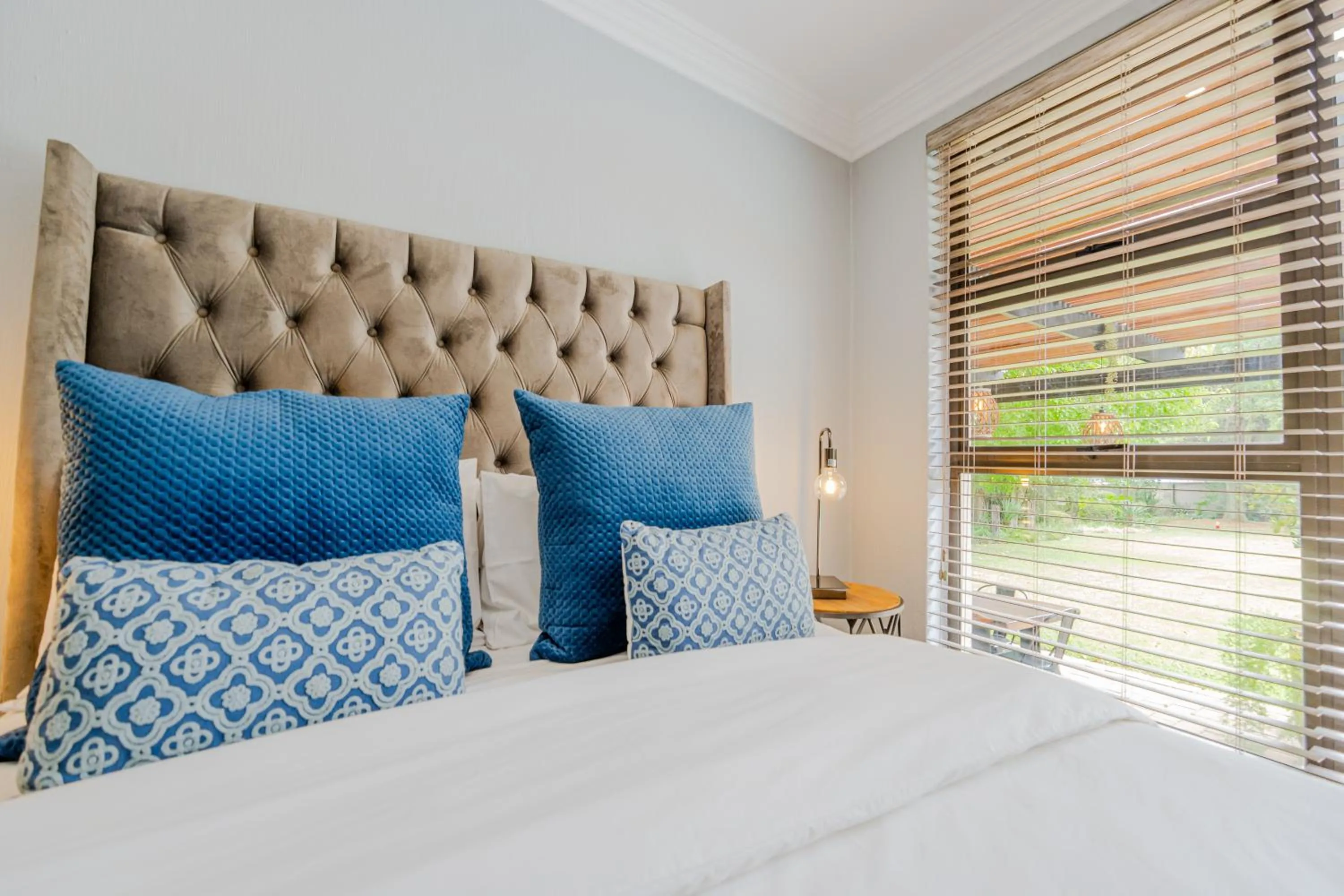 Bedroom, Bed in 4 On Mangaan