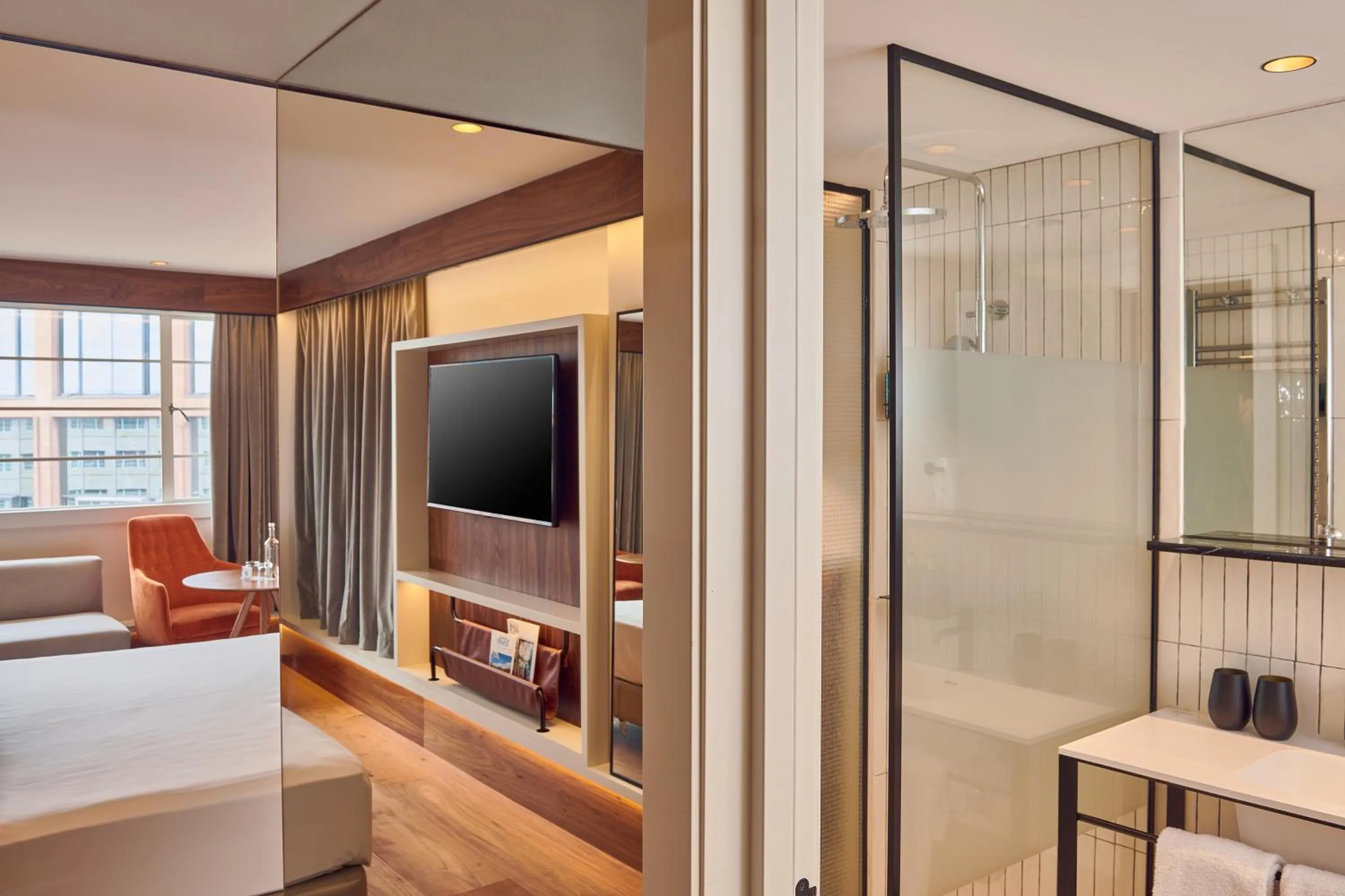 Shower, Bed in The Level at Melia White House