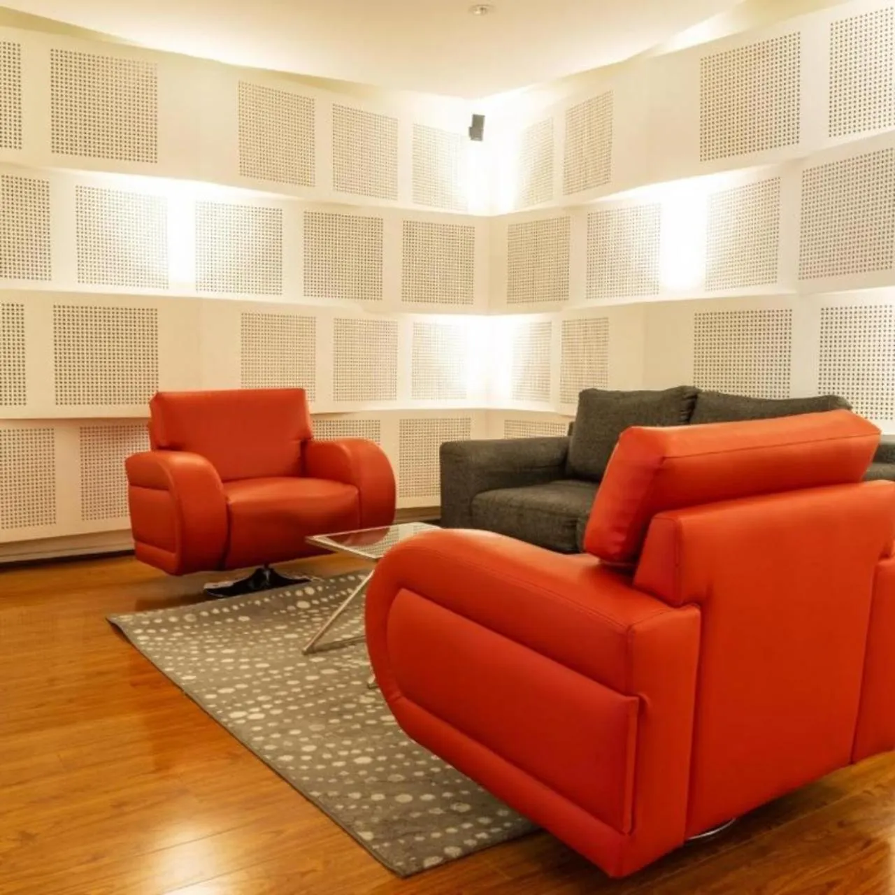 Communal lounge/ TV room in Quo Quality Hotel