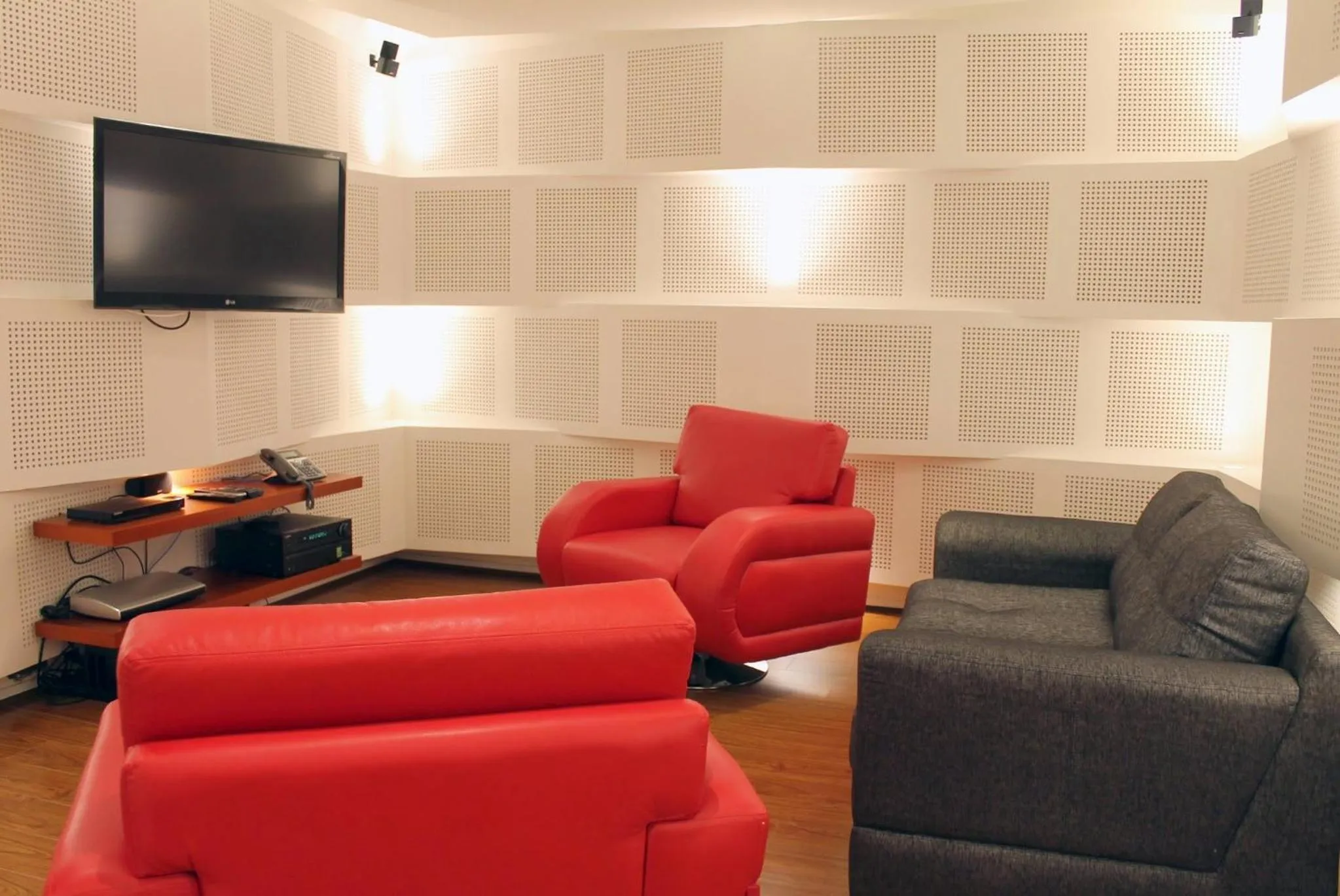 Communal lounge/ TV room in Quo Quality Hotel