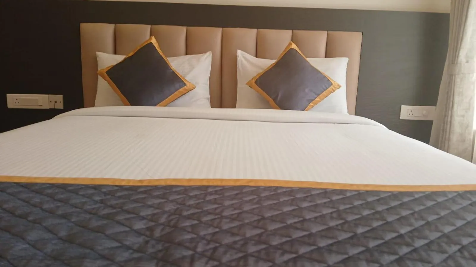 Bed in PPH Living Rajathagiri Palace Premium Rooms