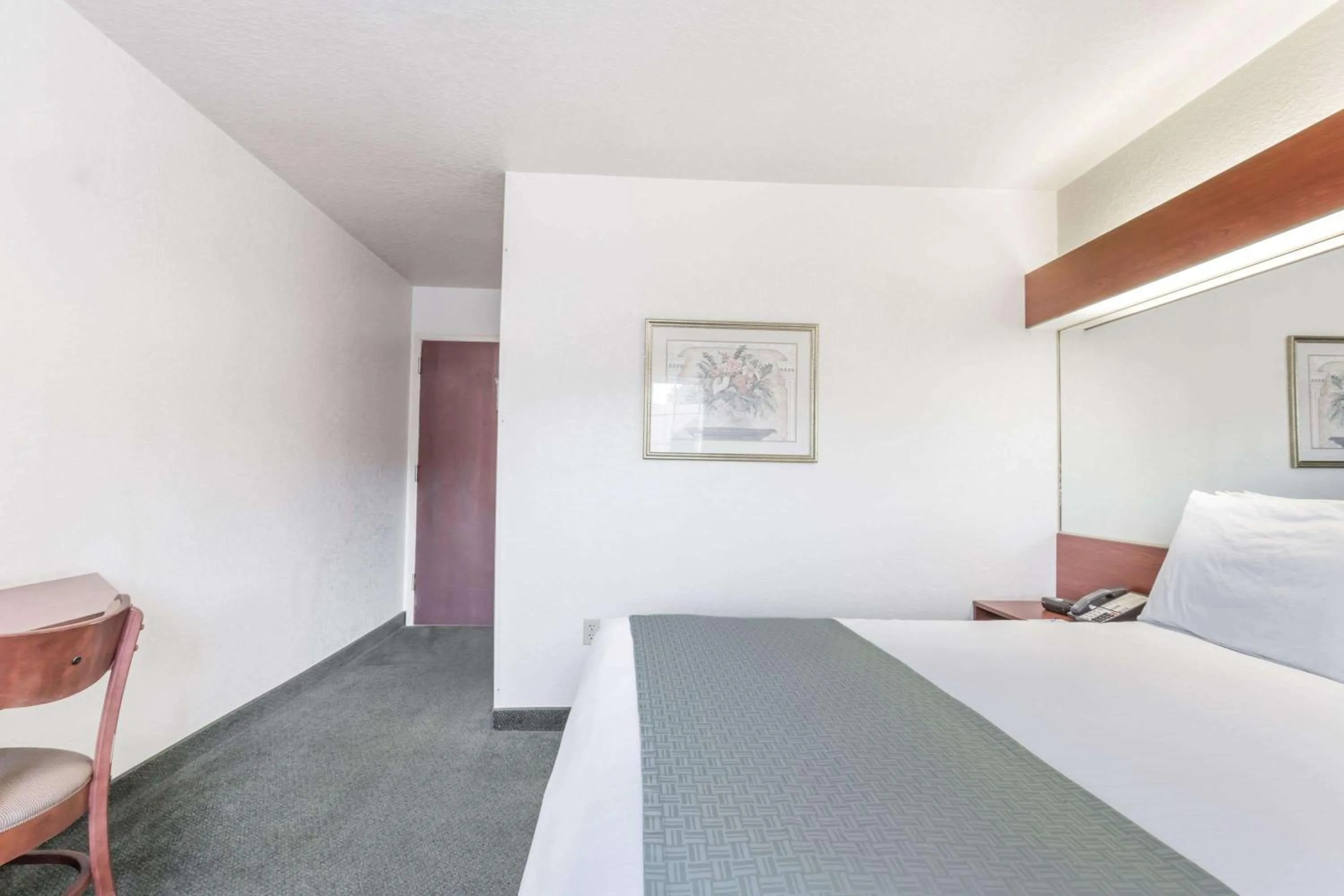 Photo of the whole room, Bed in Microtel Inn & Suites Marianna