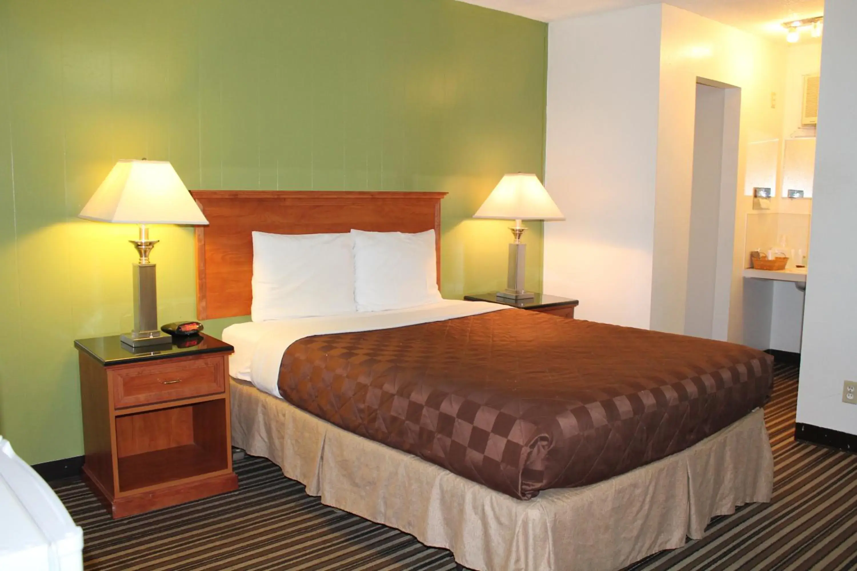 Standard Queen Room in Americas Best Value Inn Boardman Standard Queen Room in Americas Best Value Inn Boardman