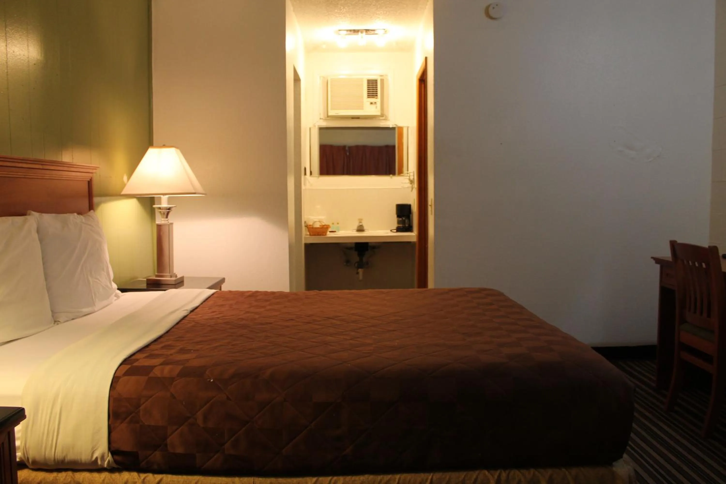 Photo of the whole room, Bed in Americas Best Value Inn Boardman