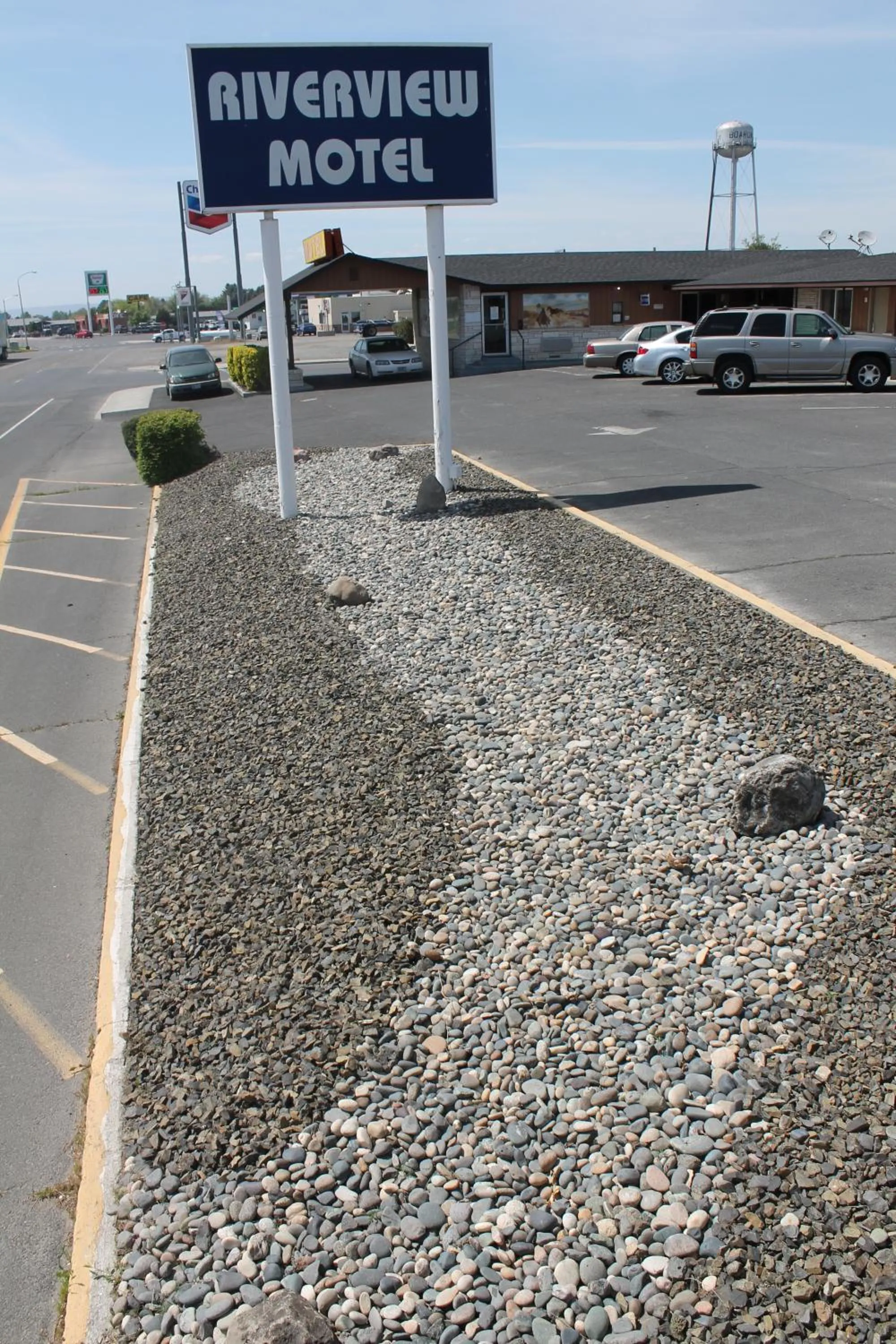 Property building in Americas Best Value Inn Boardman