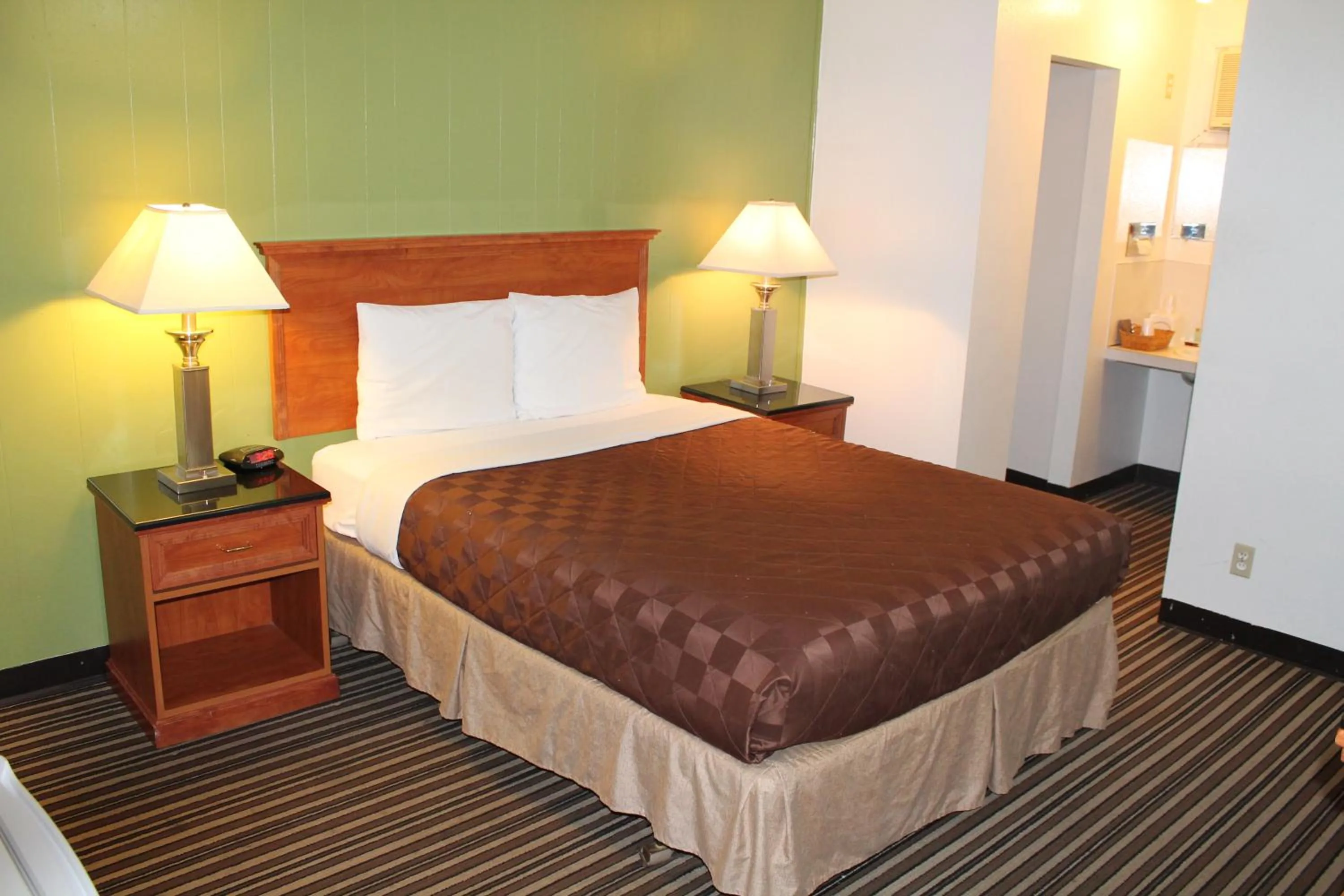 Bed in Americas Best Value Inn Boardman