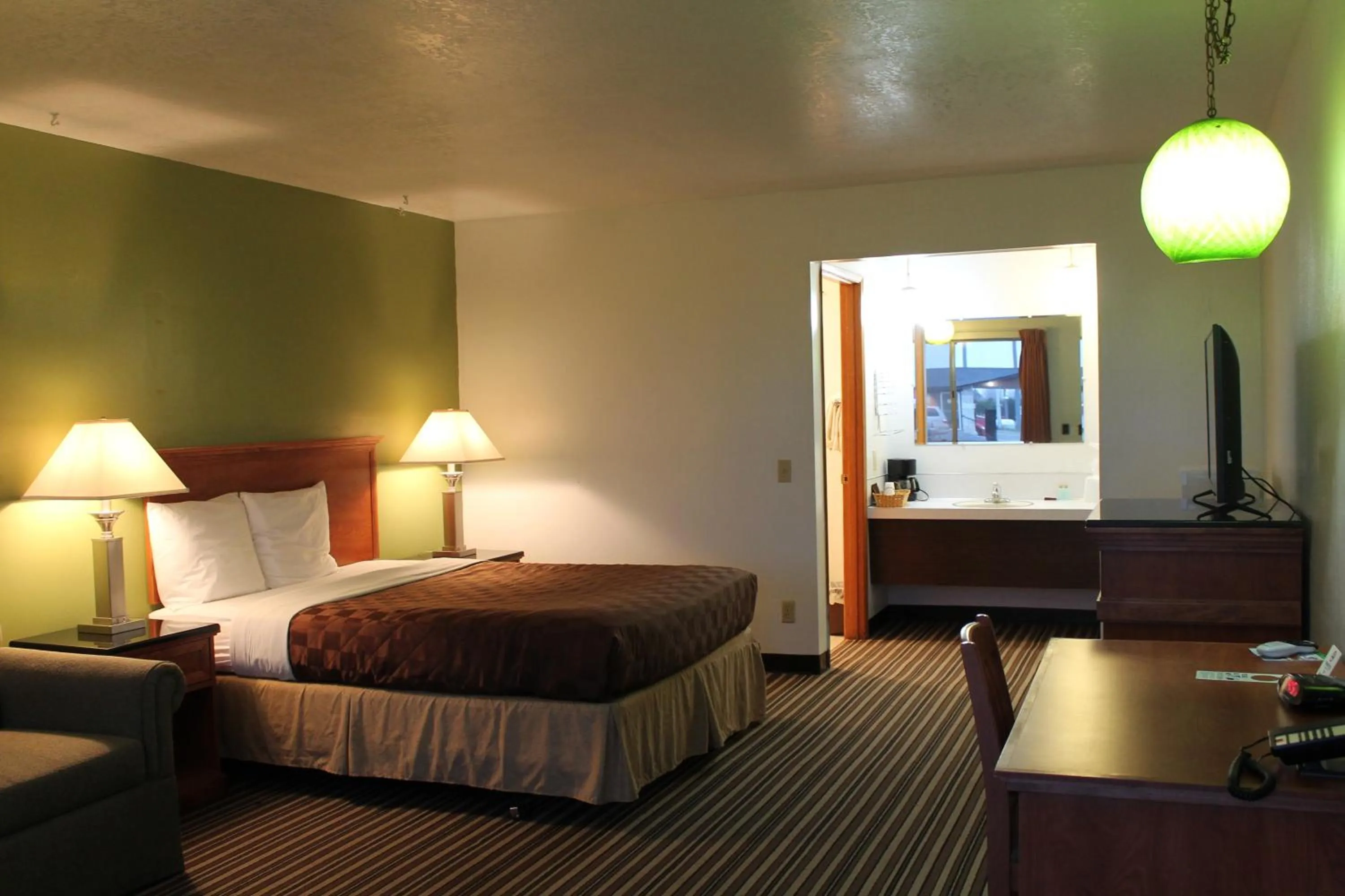 Photo of the whole room, Bed in Americas Best Value Inn Boardman