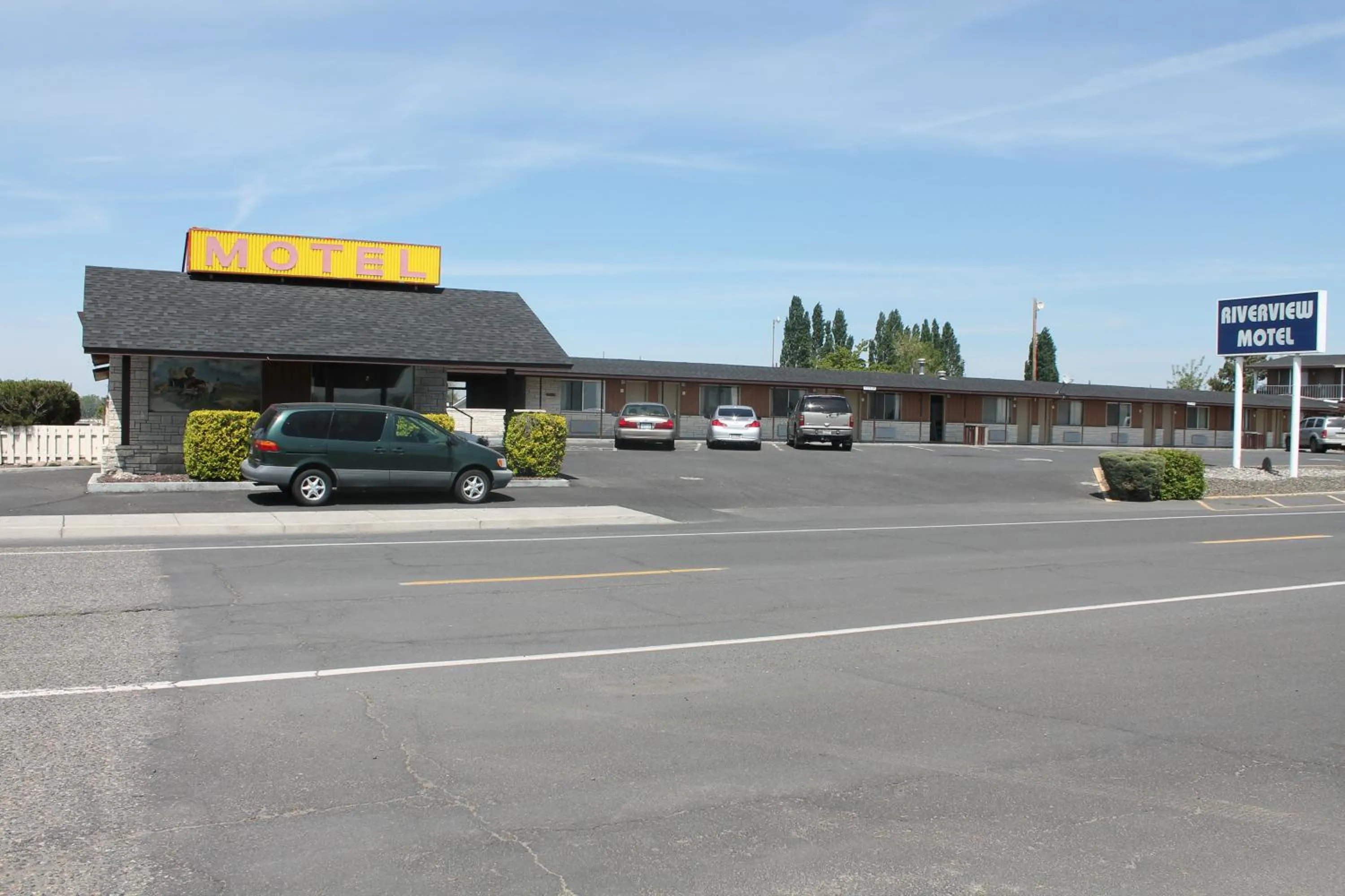 Property building in Americas Best Value Inn Boardman