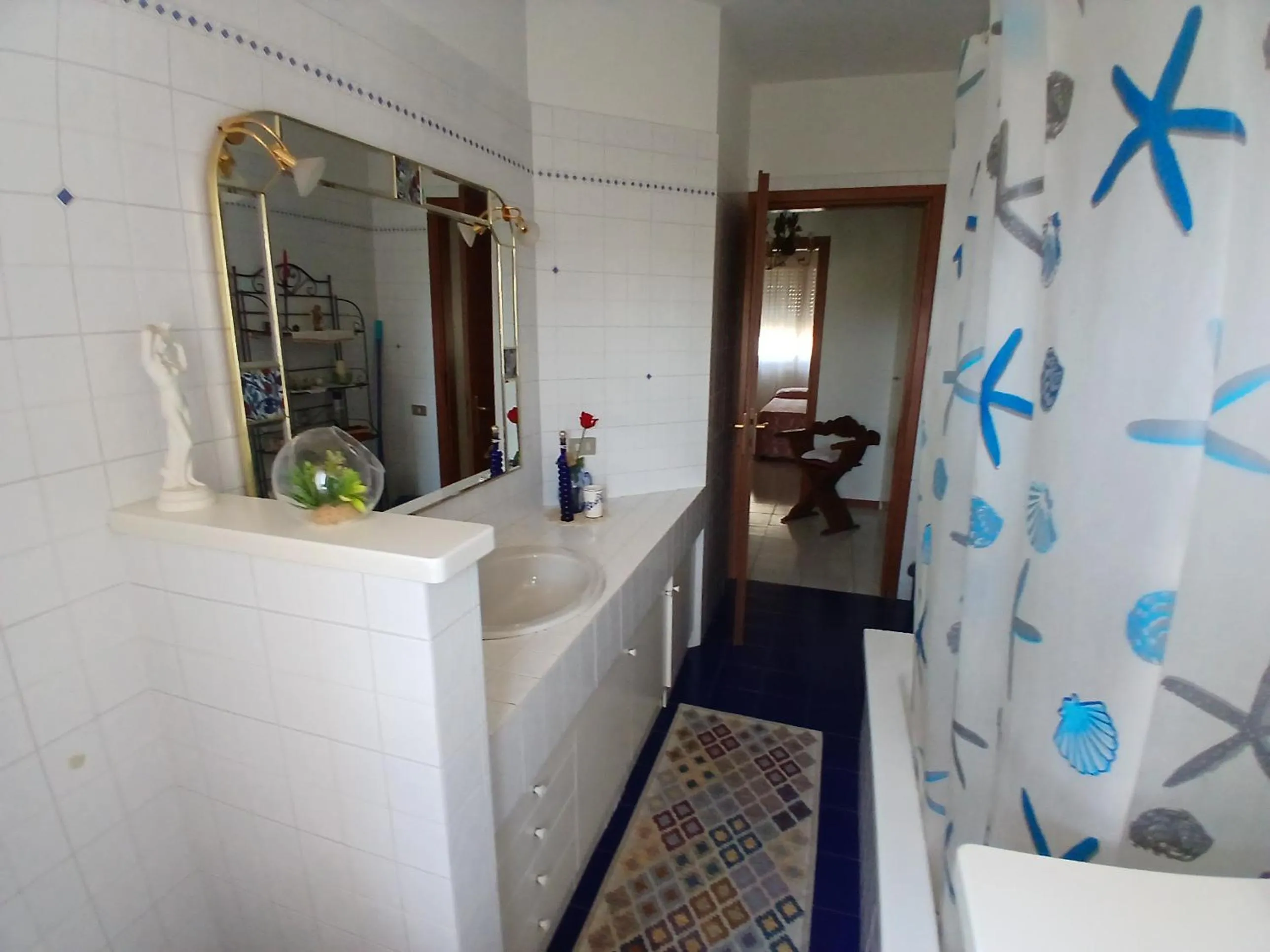 Shower in Il Melograno B&B with private bathrooms