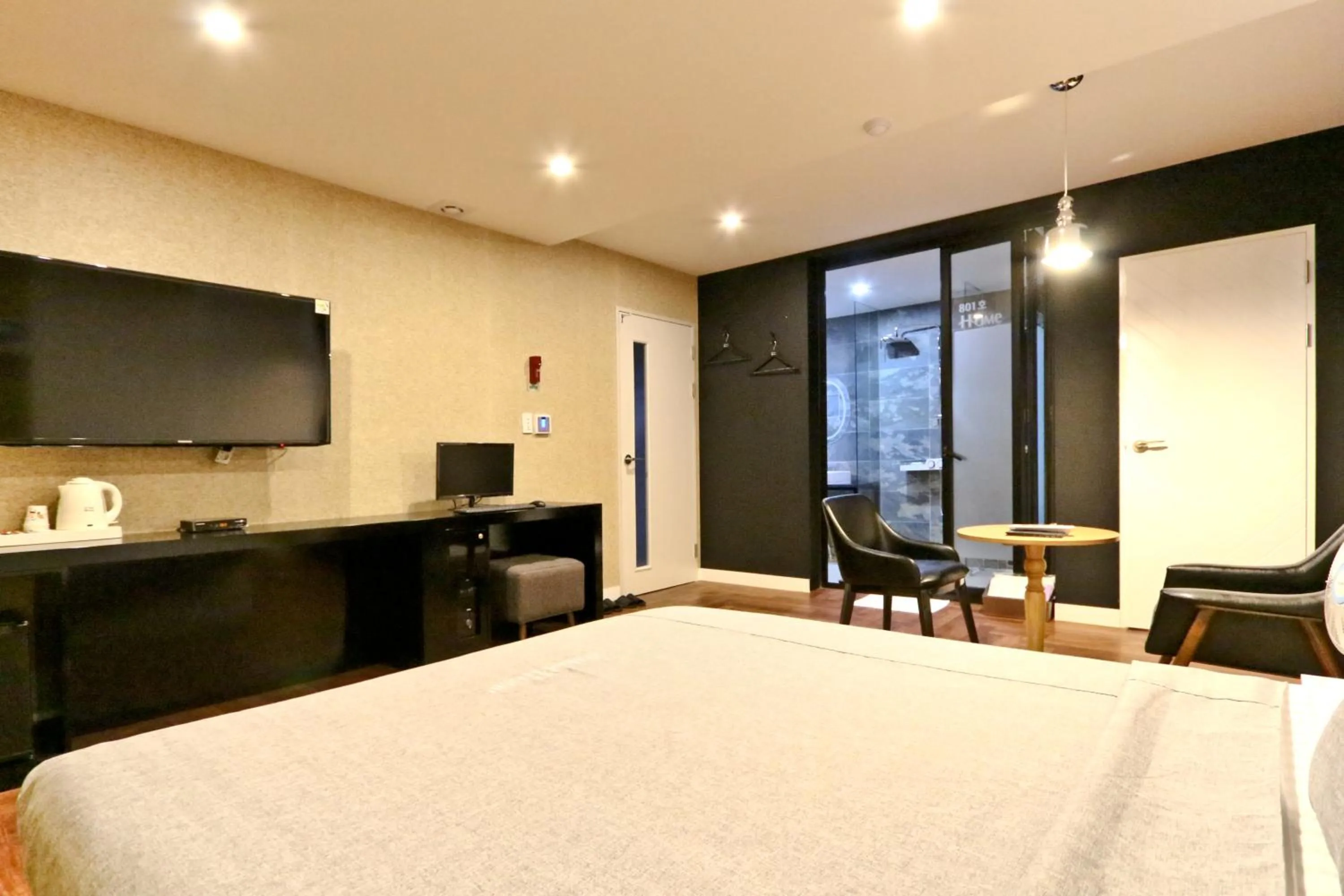 Photo of the whole room, Bed in Hotel Home