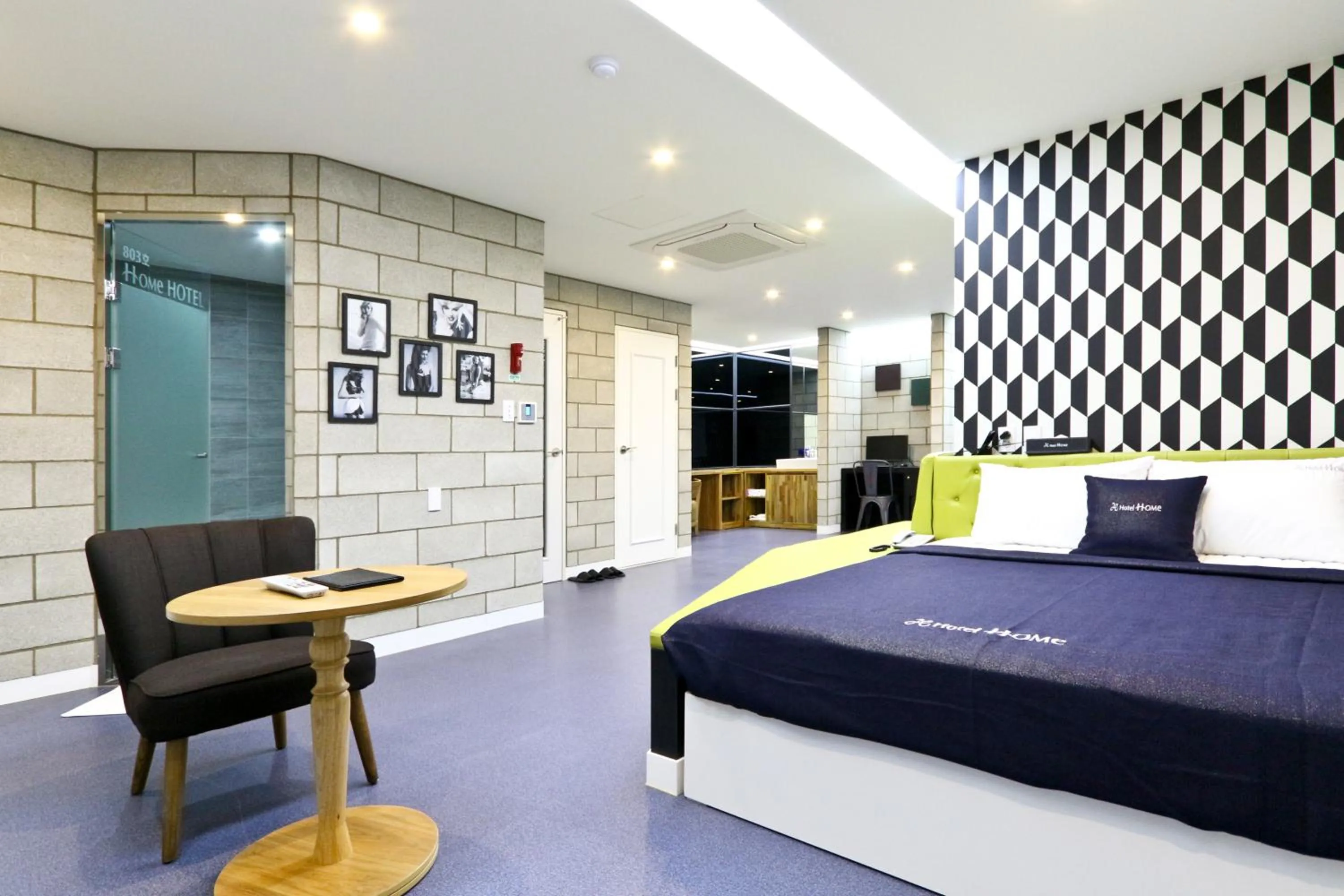 Photo of the whole room, Bed in Hotel Home