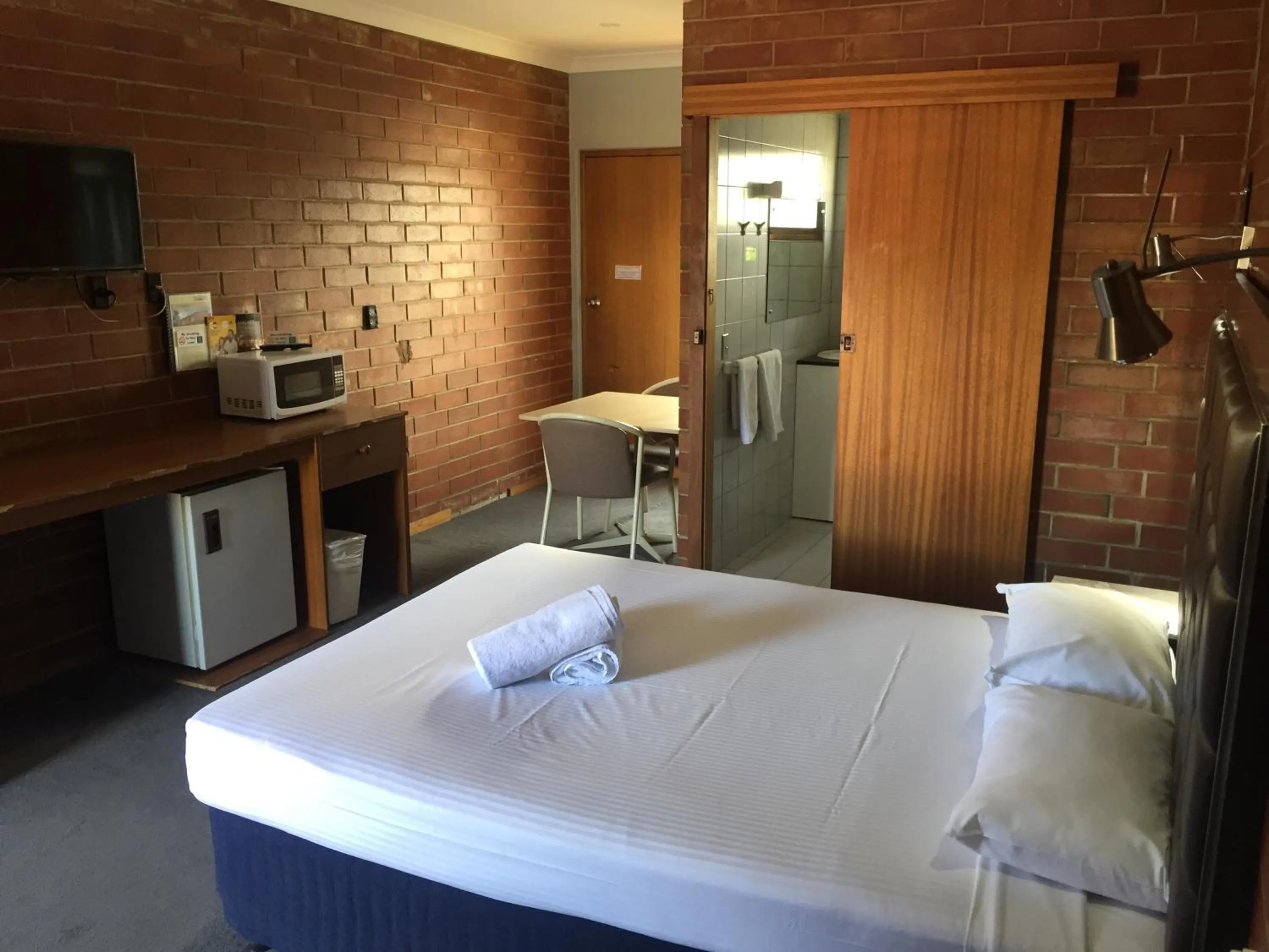 Bed in Pooraka Motor Inn