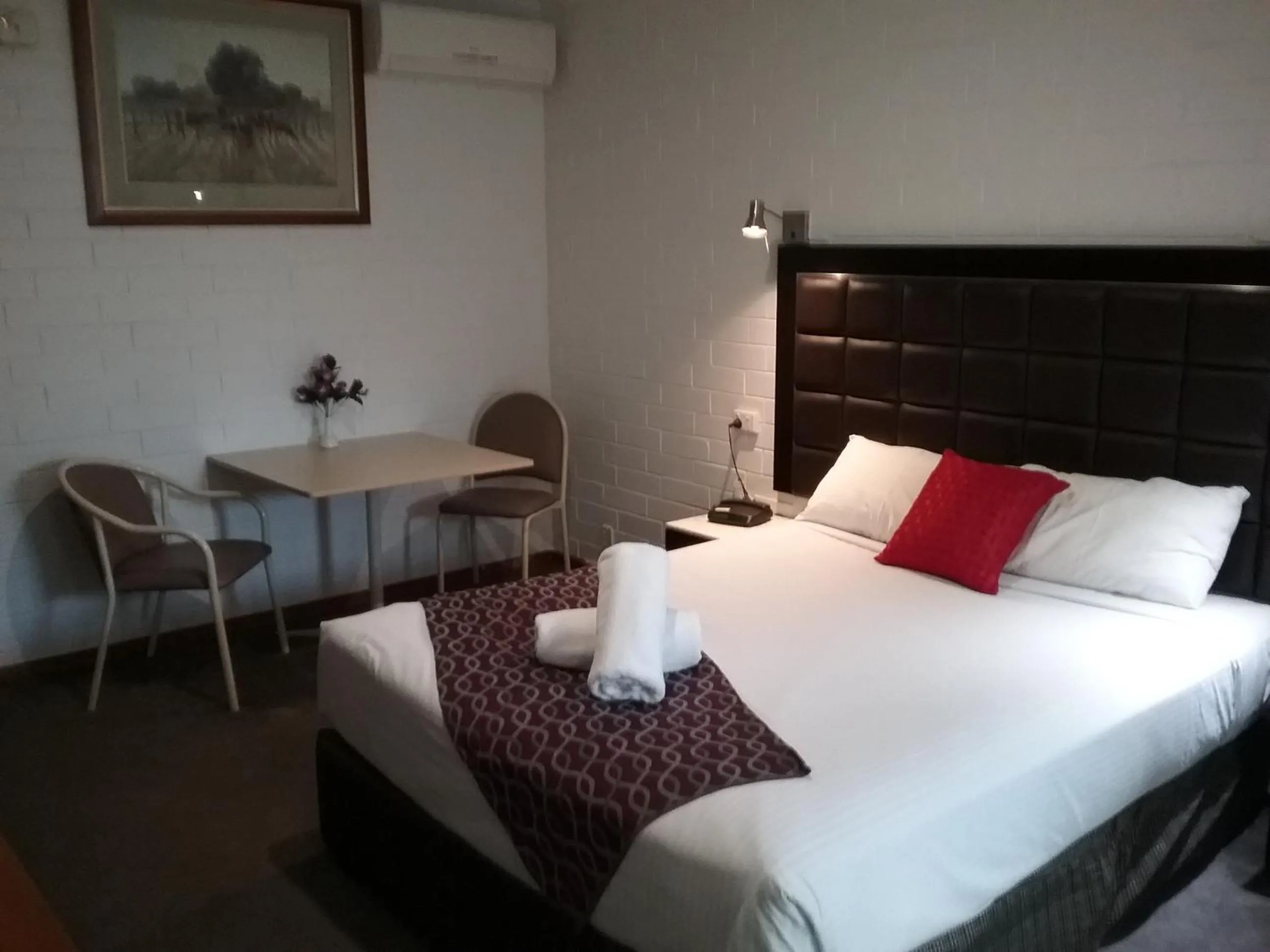 Bed in Pooraka Motor Inn