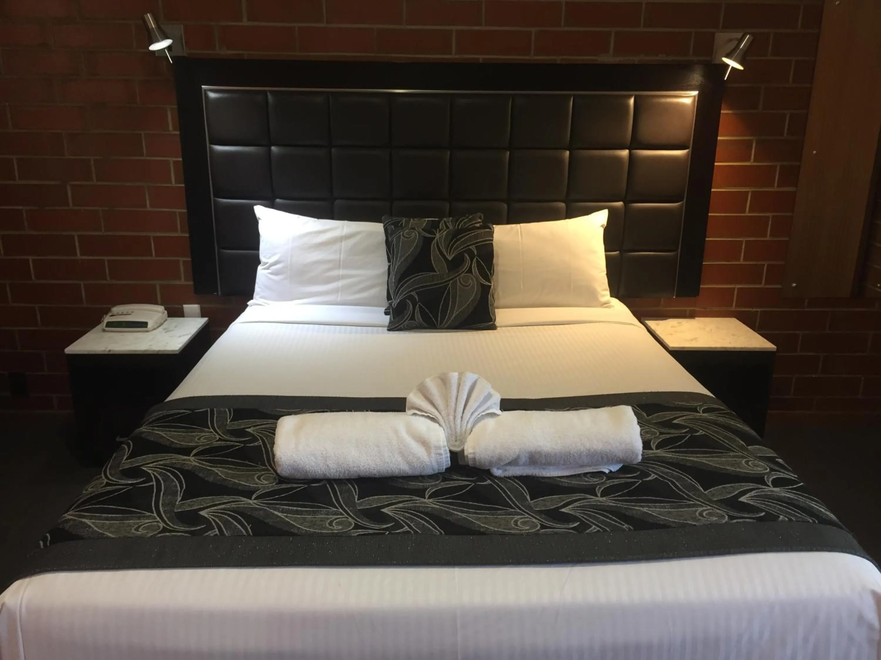 Bed in Pooraka Motor Inn