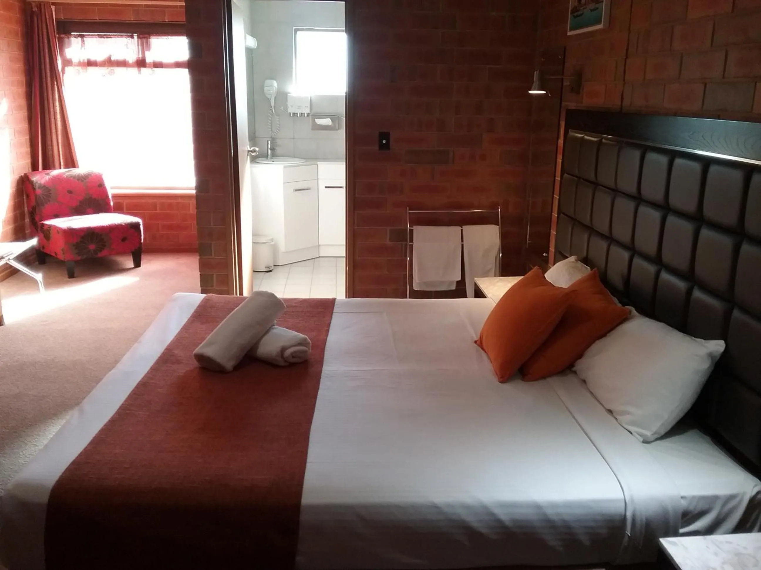 Bed in Pooraka Motor Inn