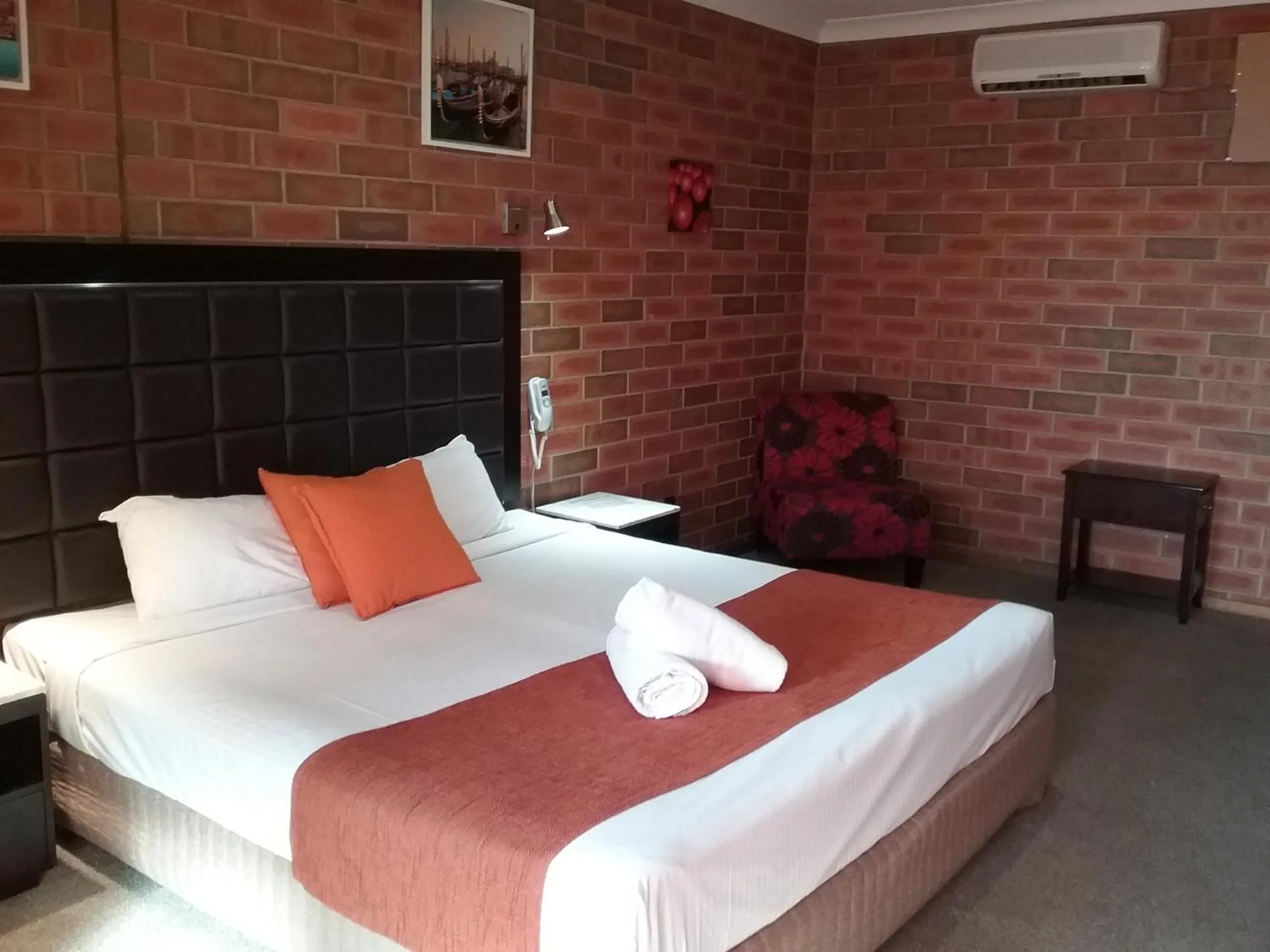 Bed in Pooraka Motor Inn