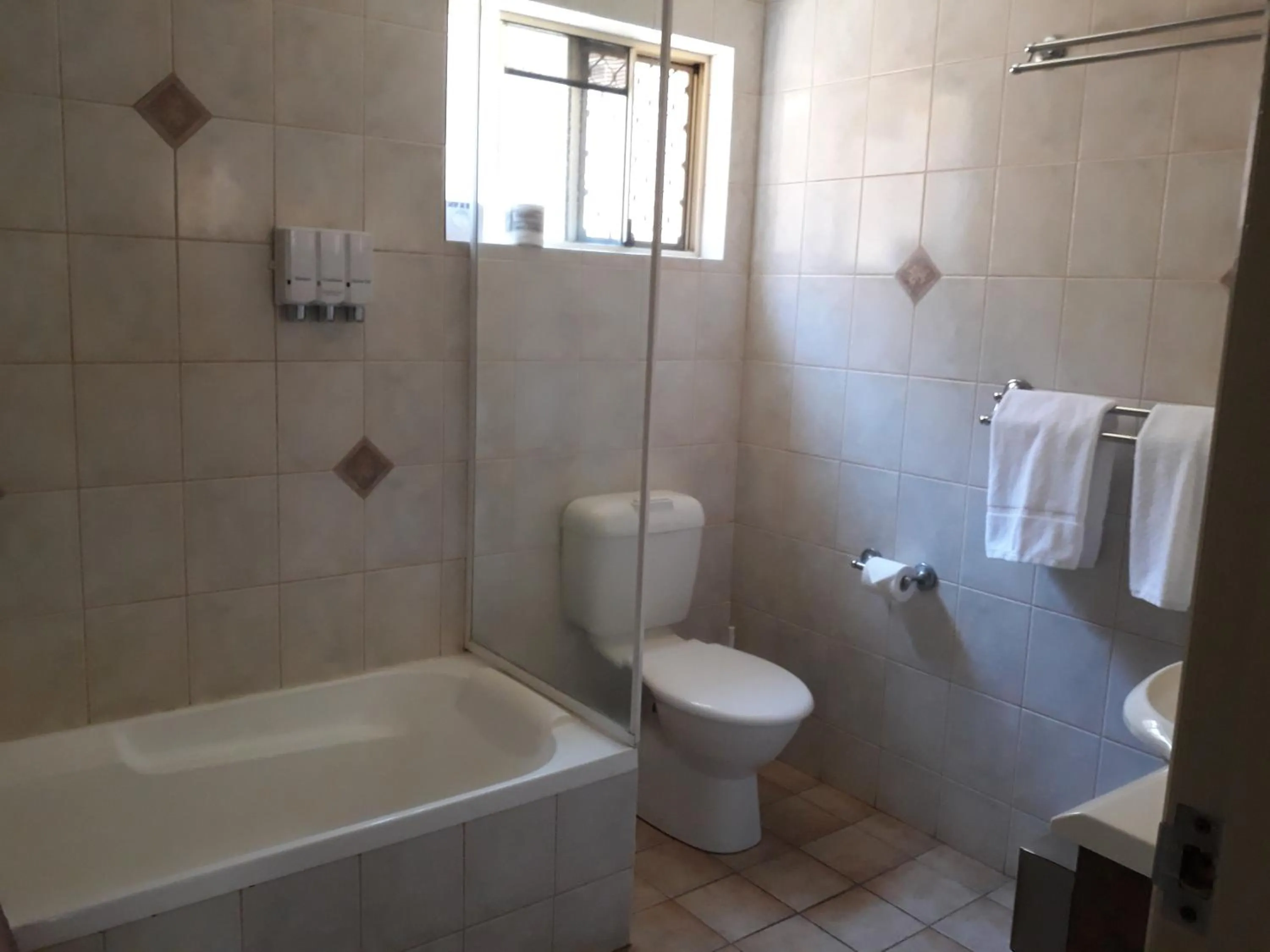 Shower in Country Gardens Motor Inn