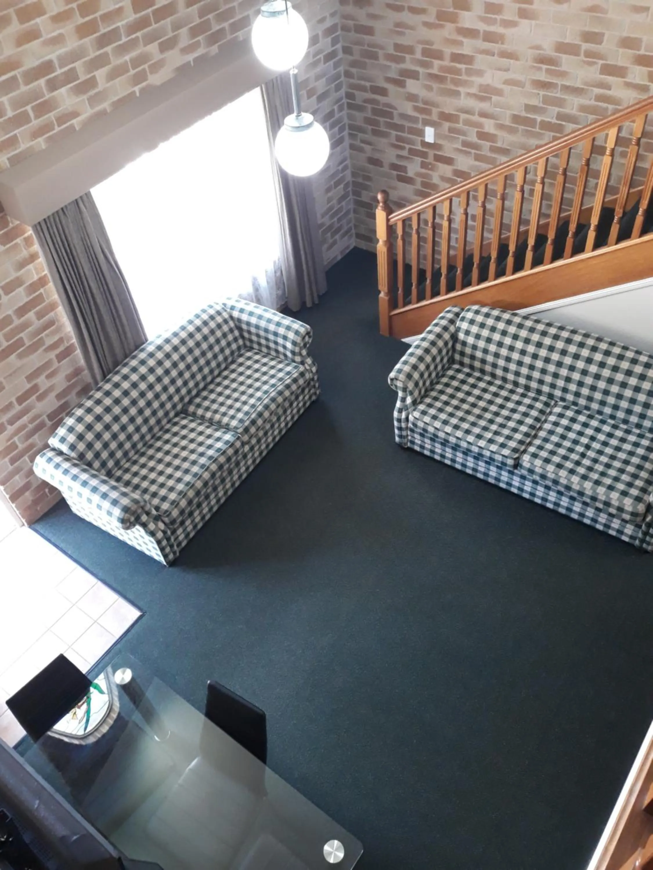 Living room, Bed in Country Gardens Motor Inn