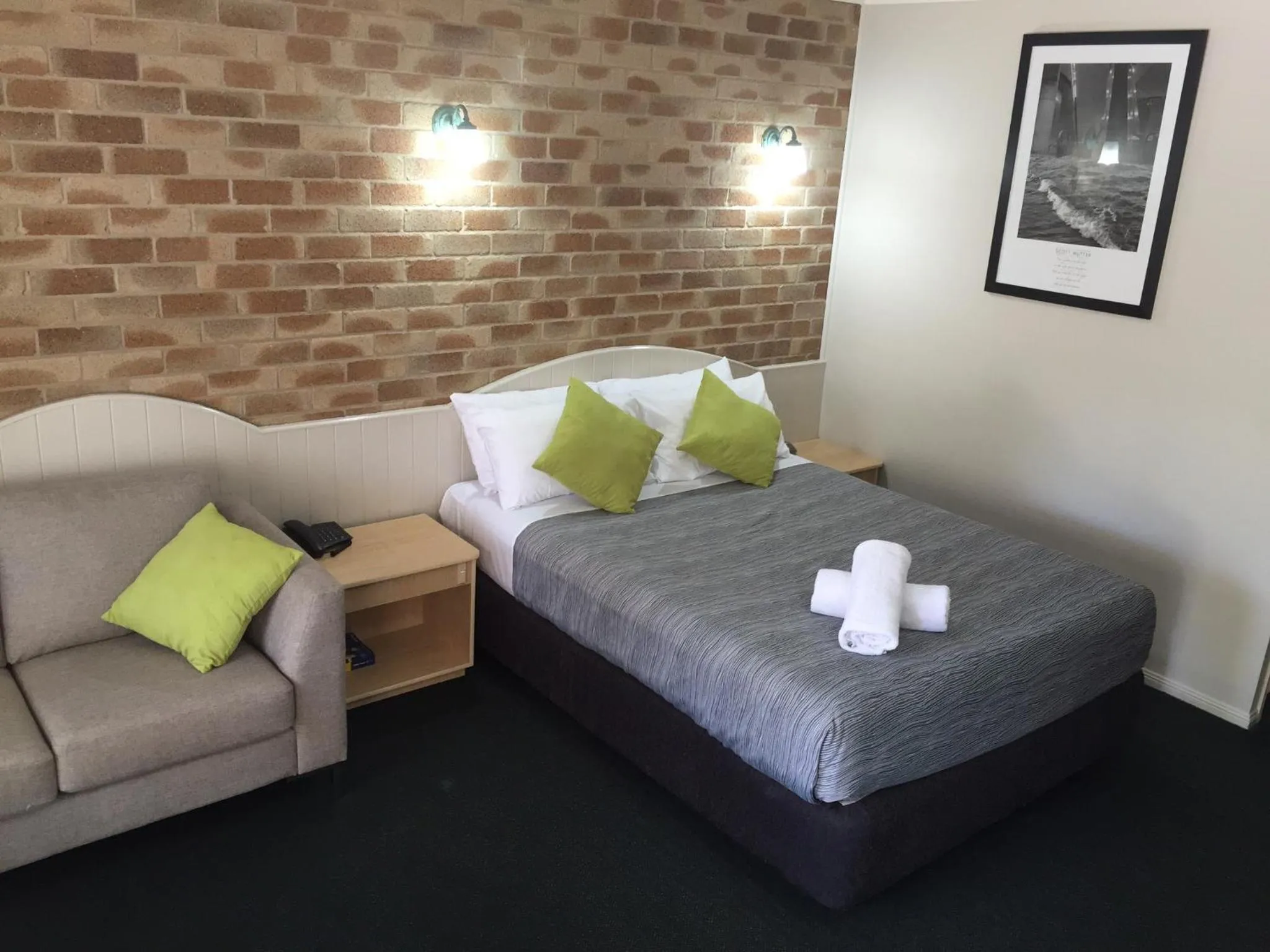 Bedroom, Bed in Country Gardens Motor Inn