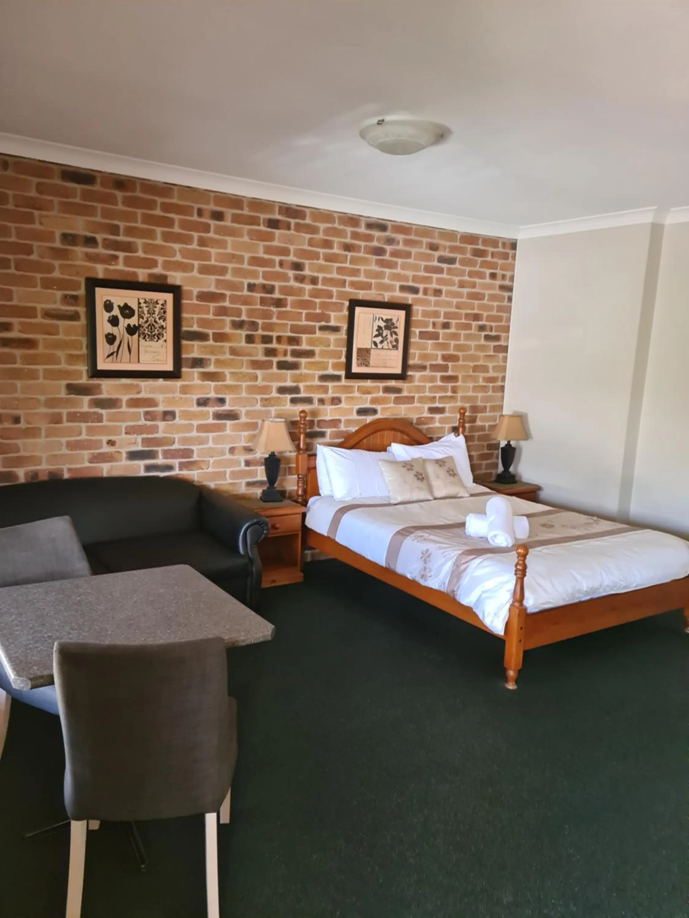 Living room, Bed in Country Gardens Motor Inn