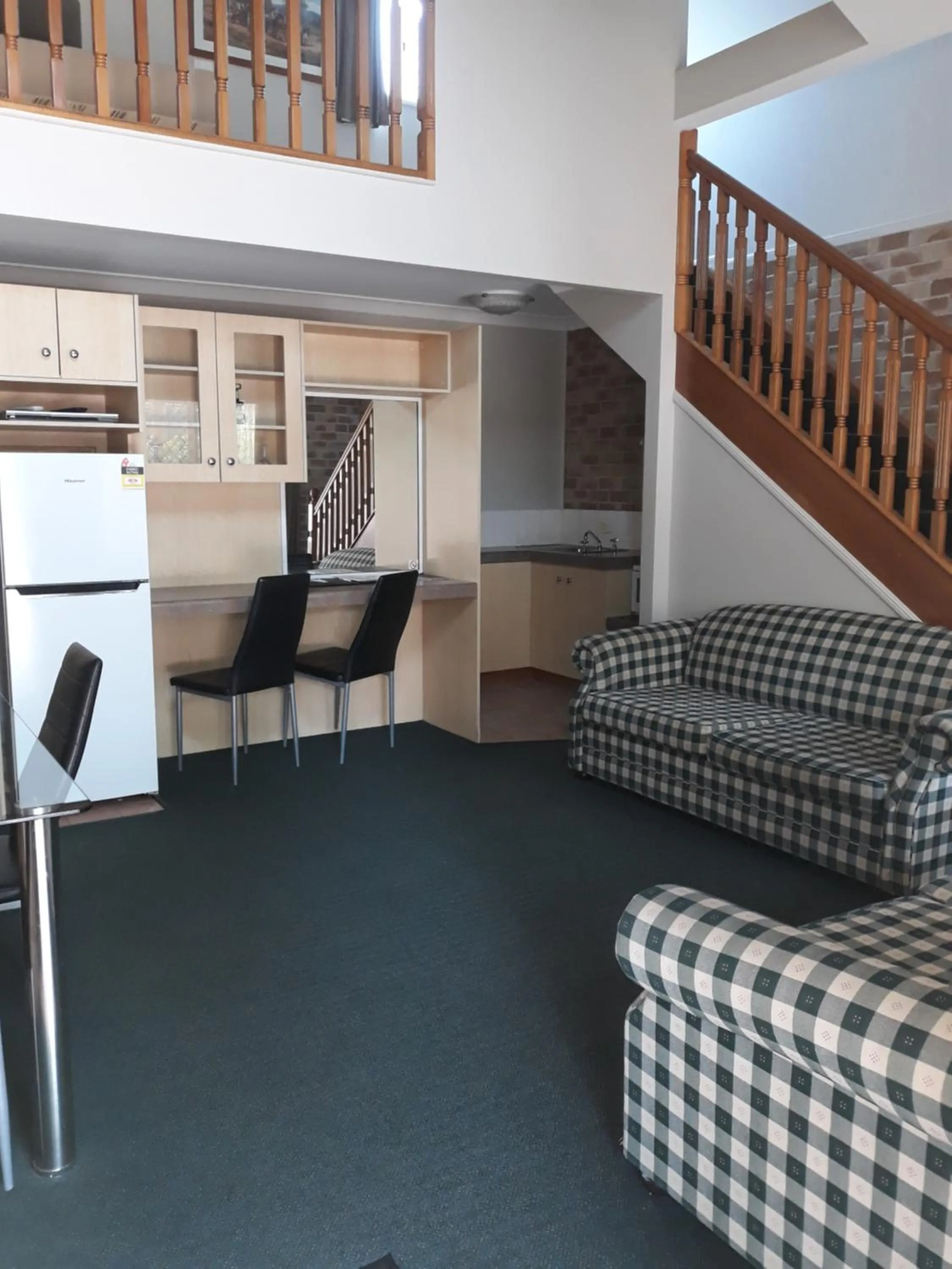 Living room in Country Gardens Motor Inn