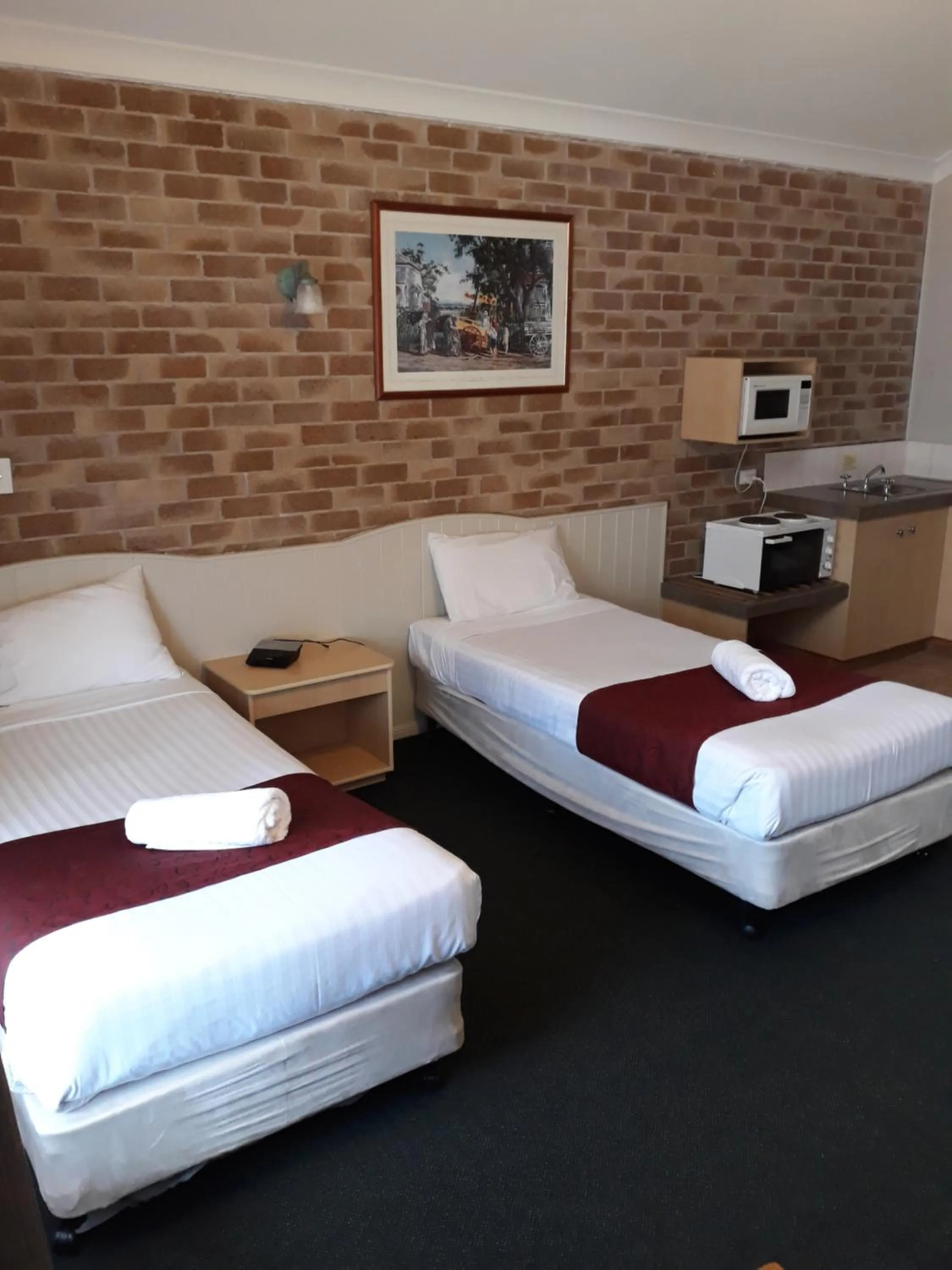 Bed in Country Gardens Motor Inn