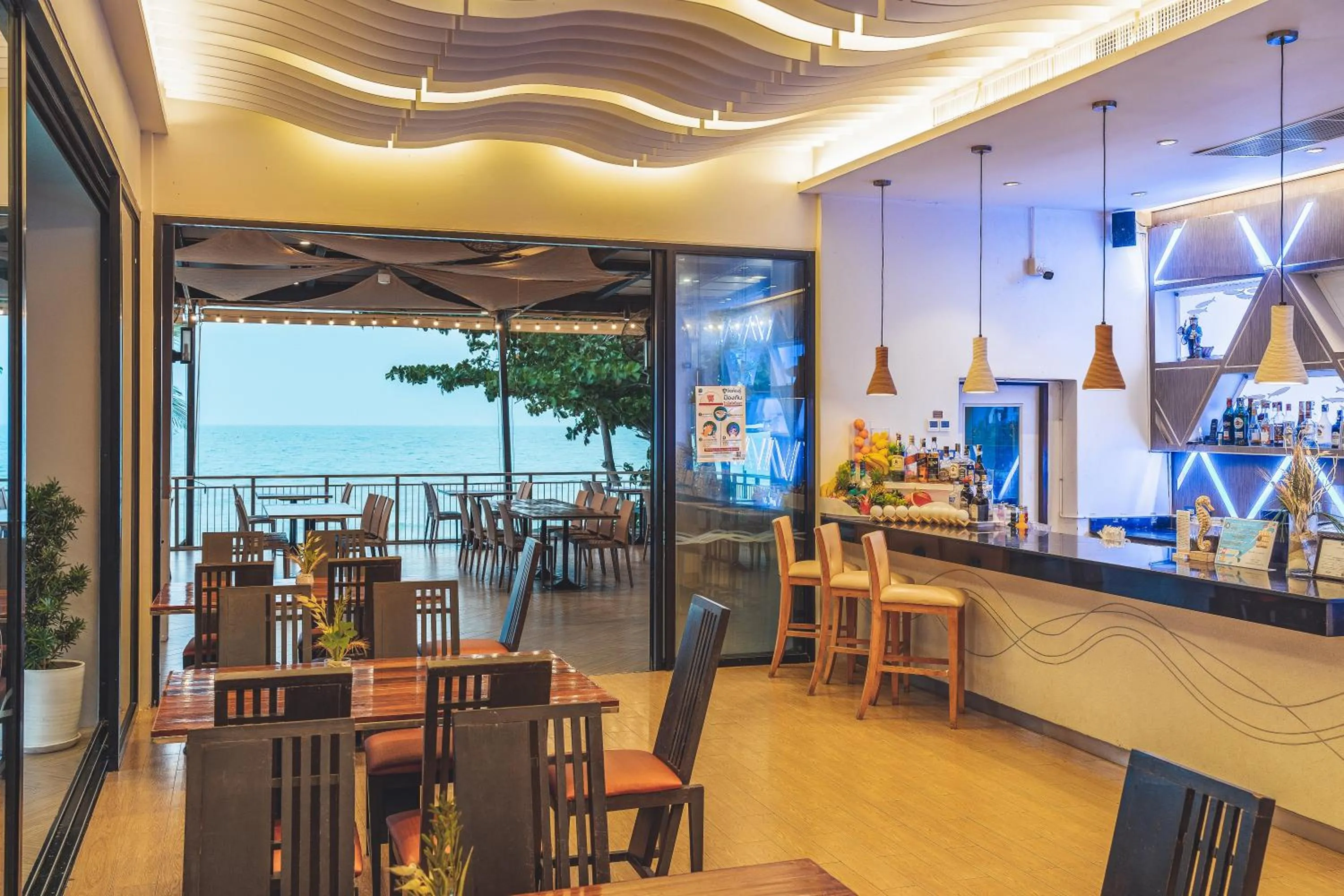 Restaurant/places to eat in Sand Dunes Chaolao Beach Resort