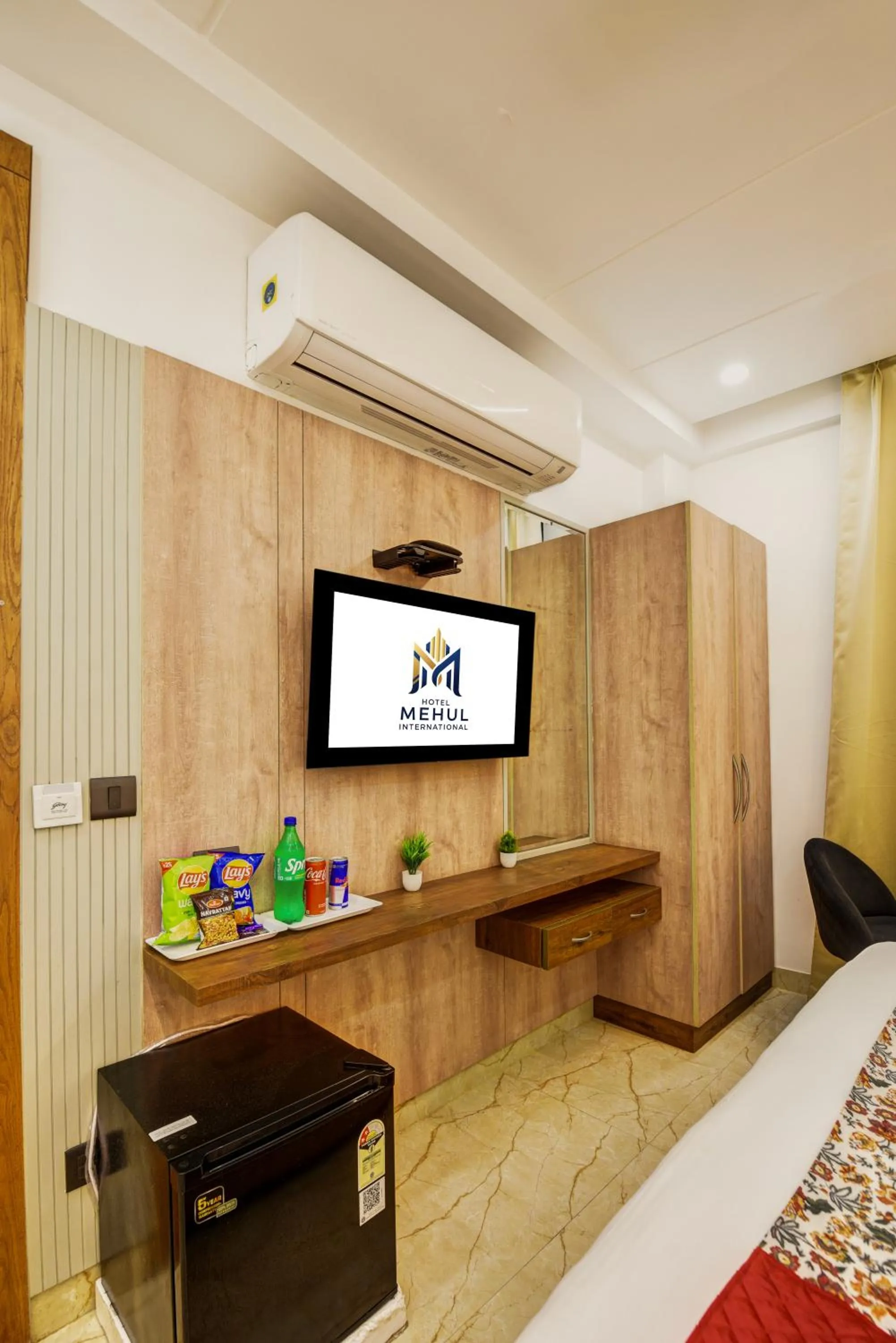 Communal lounge/ TV room, Bed in Hotel Mehul International -Near New Delhi Railway Station, Paharganj & Connaught Place