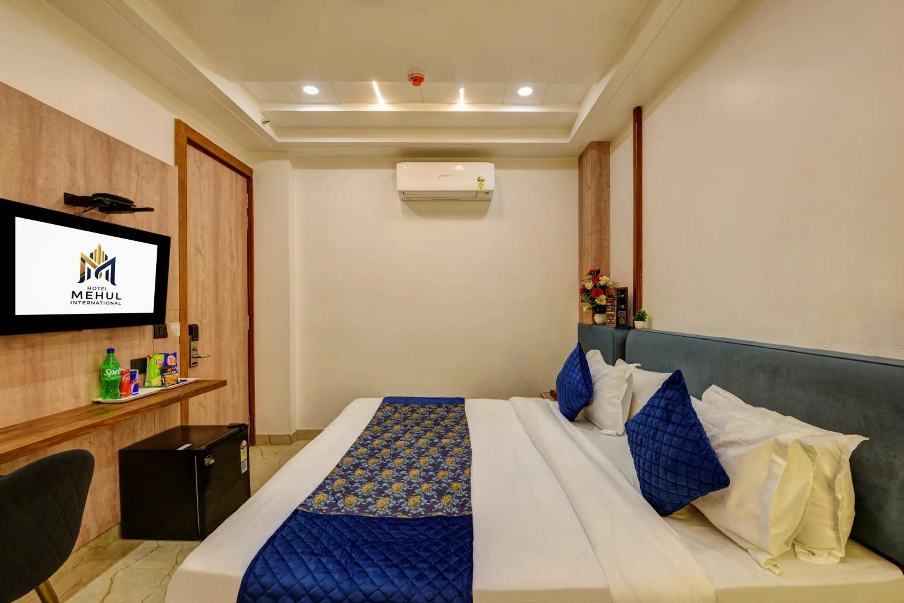 Communal lounge/ TV room, Bed in Hotel Mehul International -Near New Delhi Railway Station, Paharganj & Connaught Place