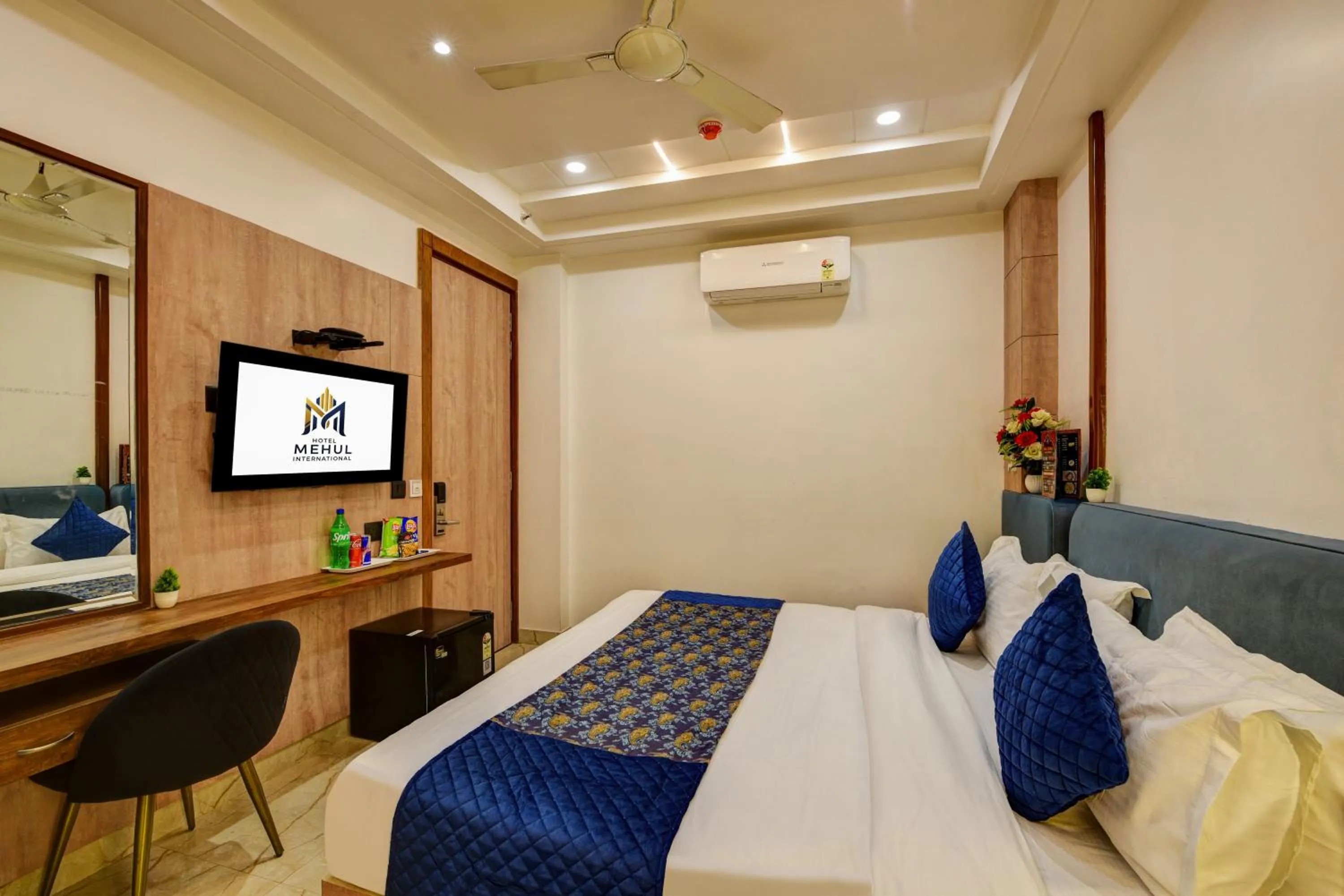 Communal lounge/ TV room, Bed in Hotel Mehul International -Near New Delhi Railway Station, Paharganj & Connaught Place