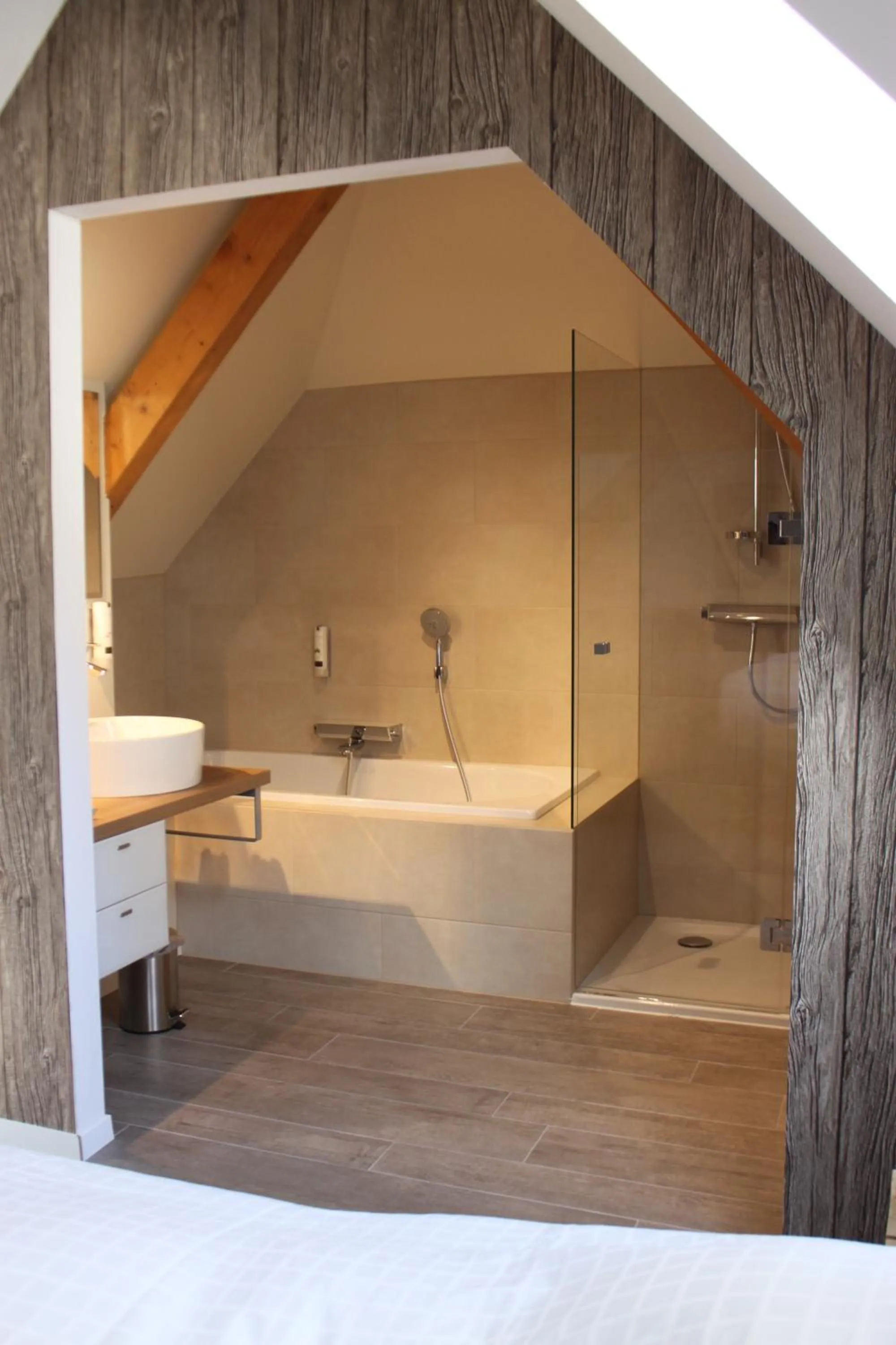 Shower in Le Jour et la Nuit