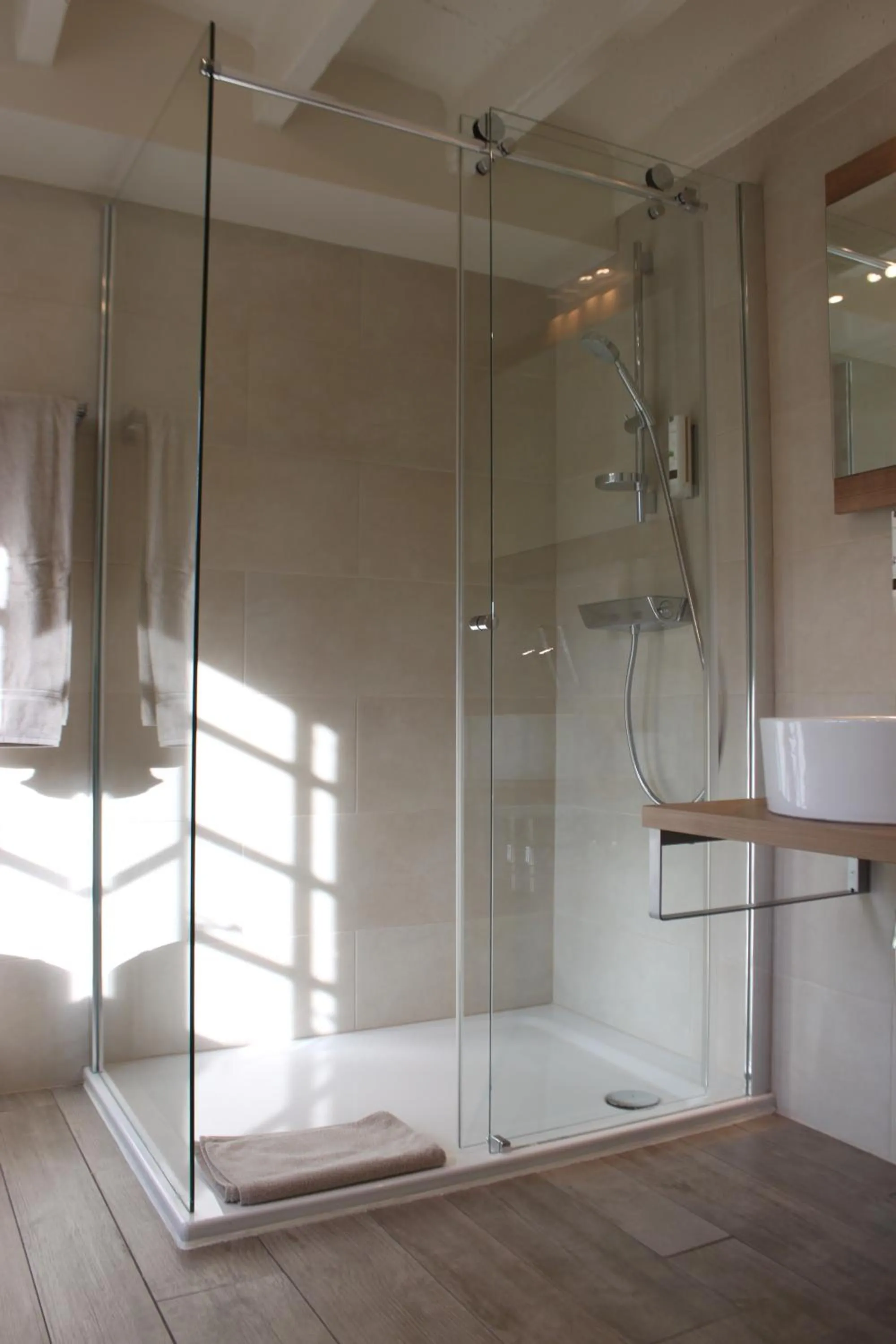 Shower in Le Jour et la Nuit