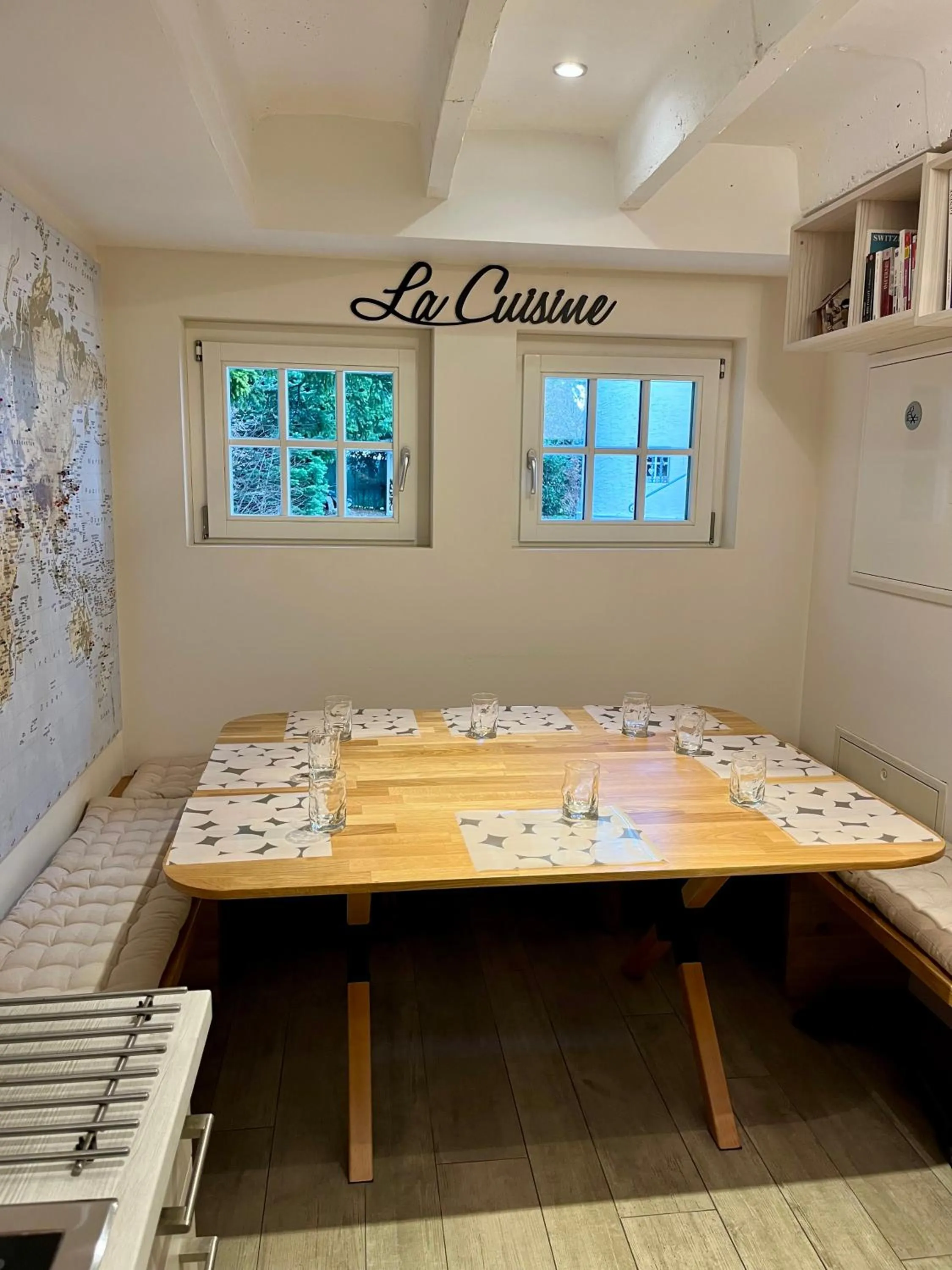 Dining area in Le Jour et la Nuit