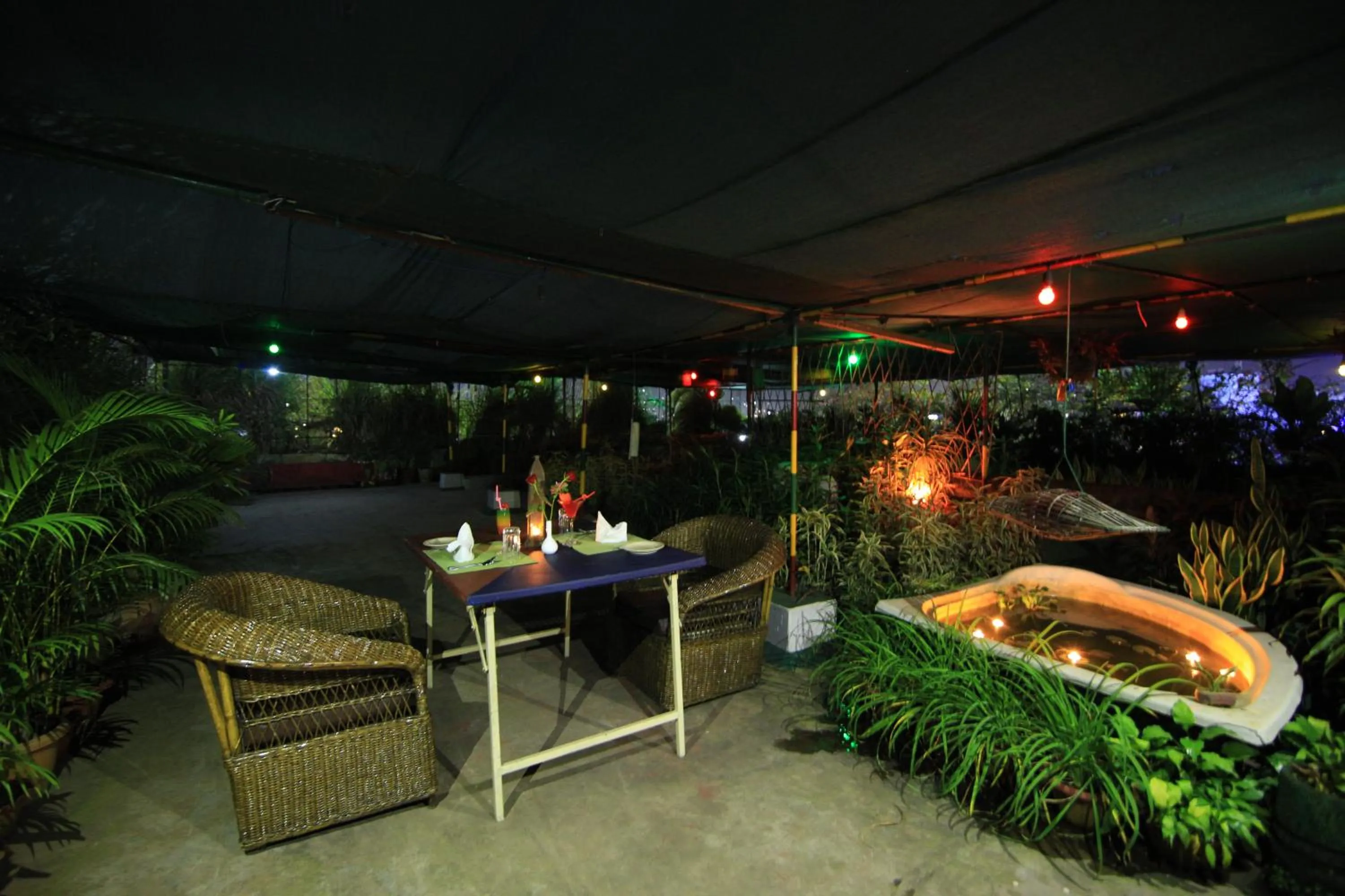 Restaurant/places to eat in Hotel Dynasty