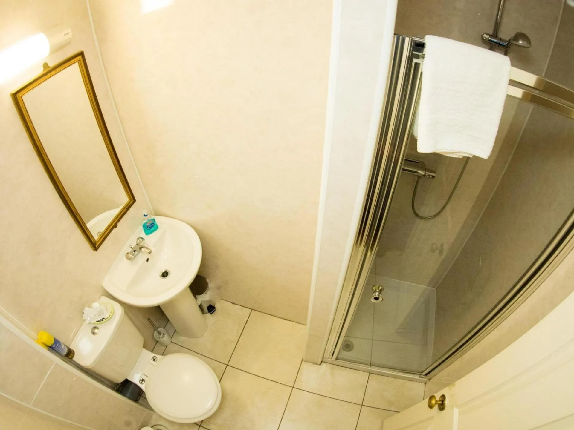 Bathroom in Cumberland Hotel