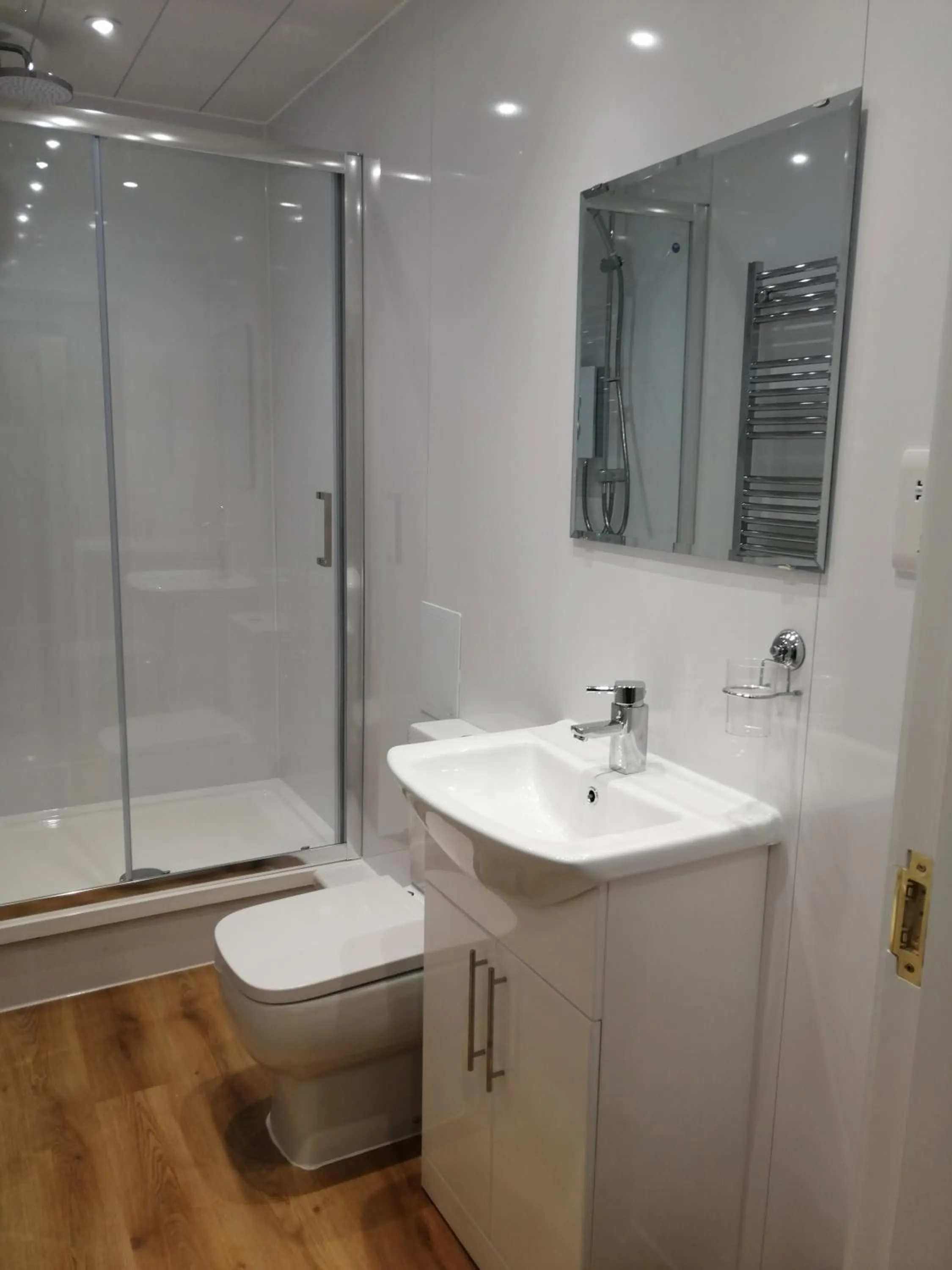 Shower in Cumberland Hotel