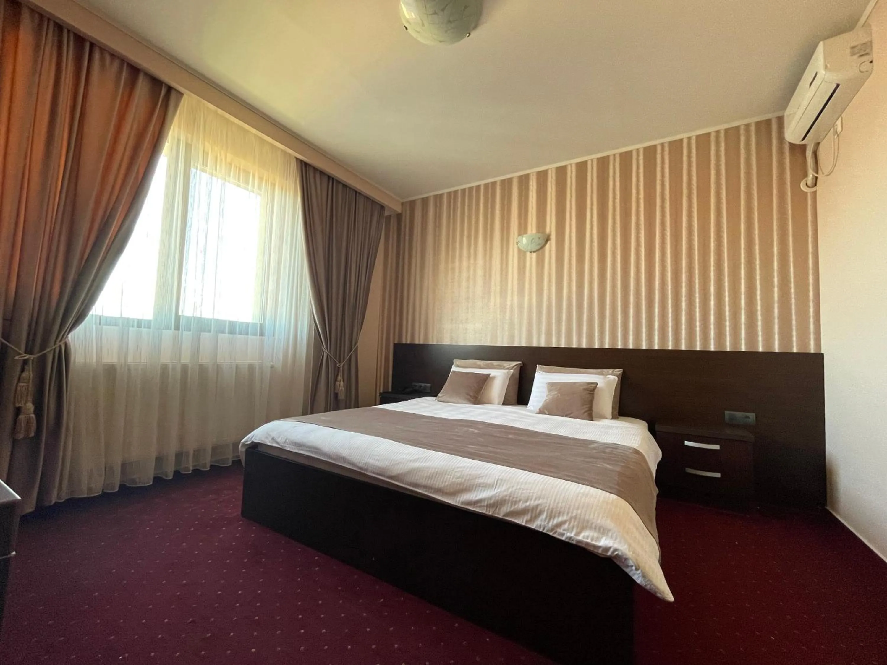 Shower, Bed in Hotel Athos