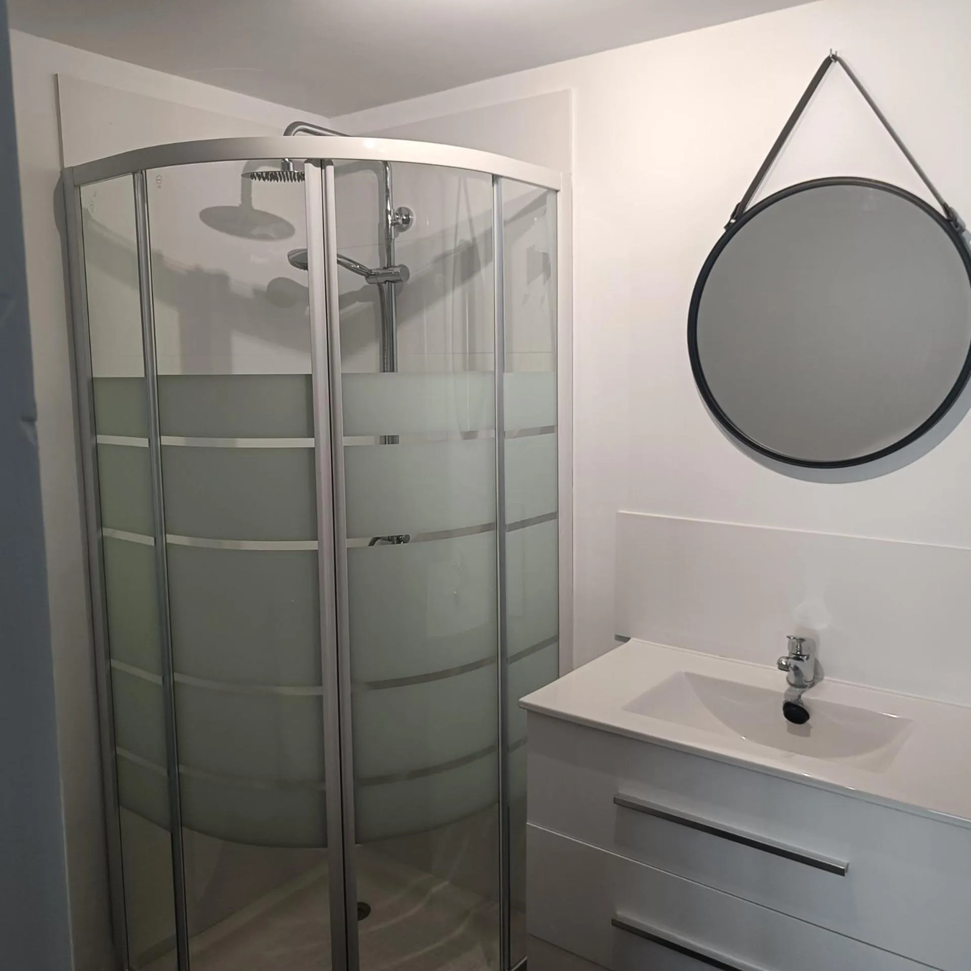 Shower in Duquesa Harbour Club Aparthotel