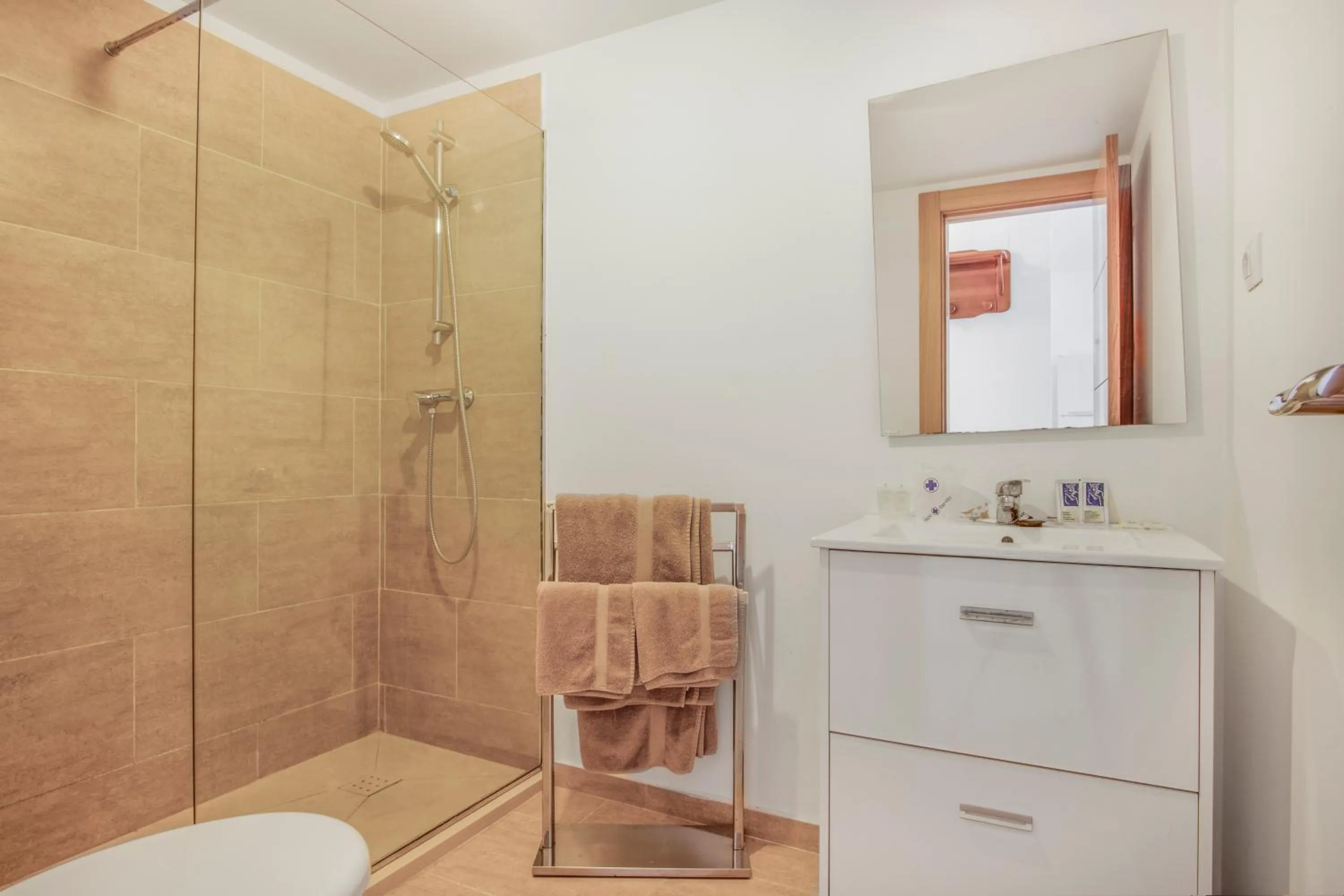 Shower in Duquesa Harbour Club Aparthotel