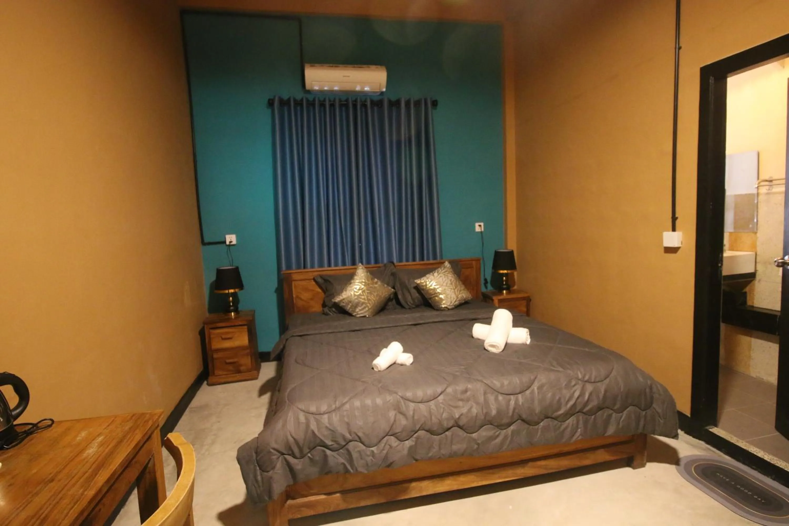 Photo of the whole room, Bed in Bat Chum Villa