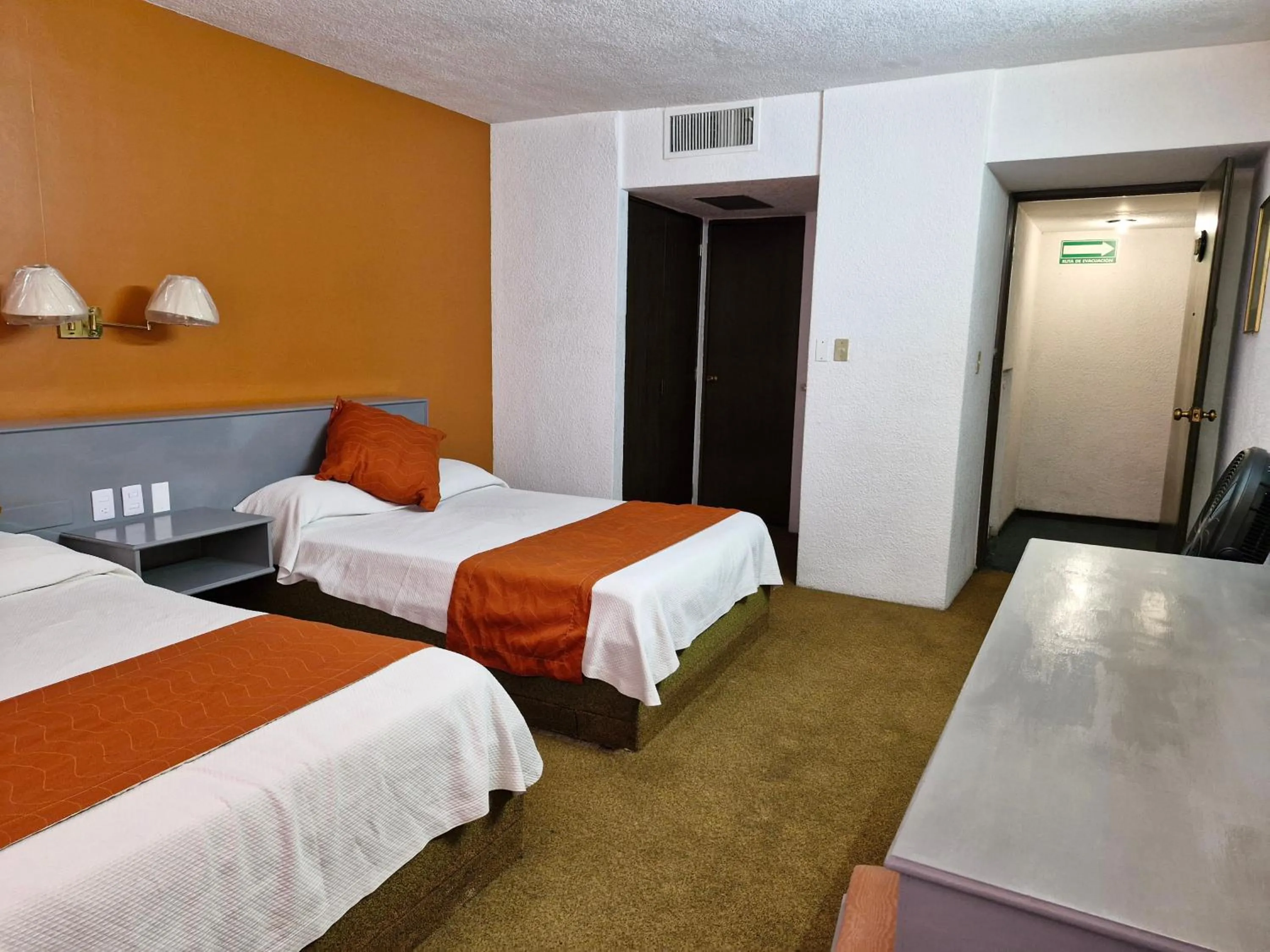 Photo of the whole room, Bed in Parador del Río Irapuato