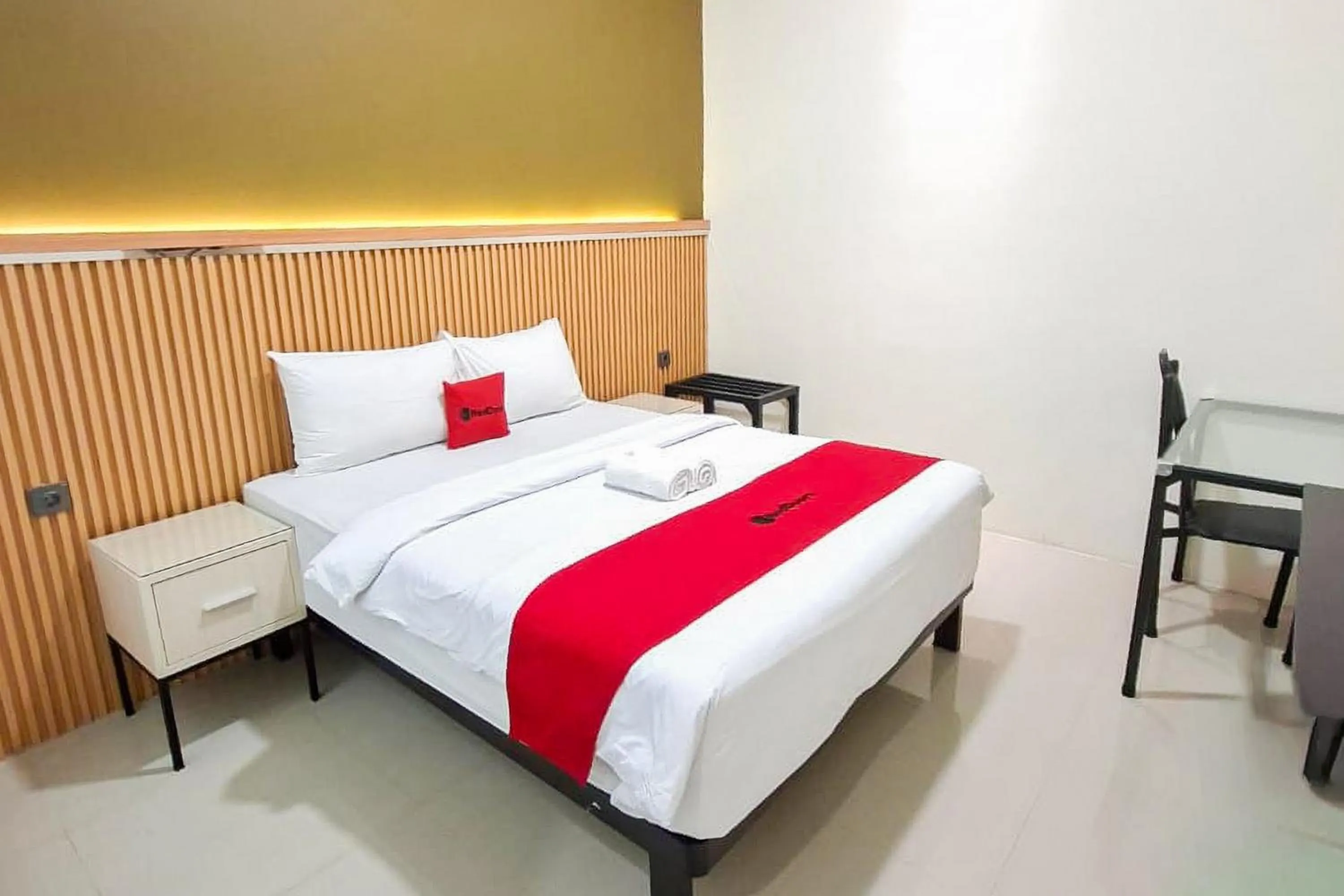 Bedroom, Bed in RedDoorz Plus Syariah at Lotus Residence