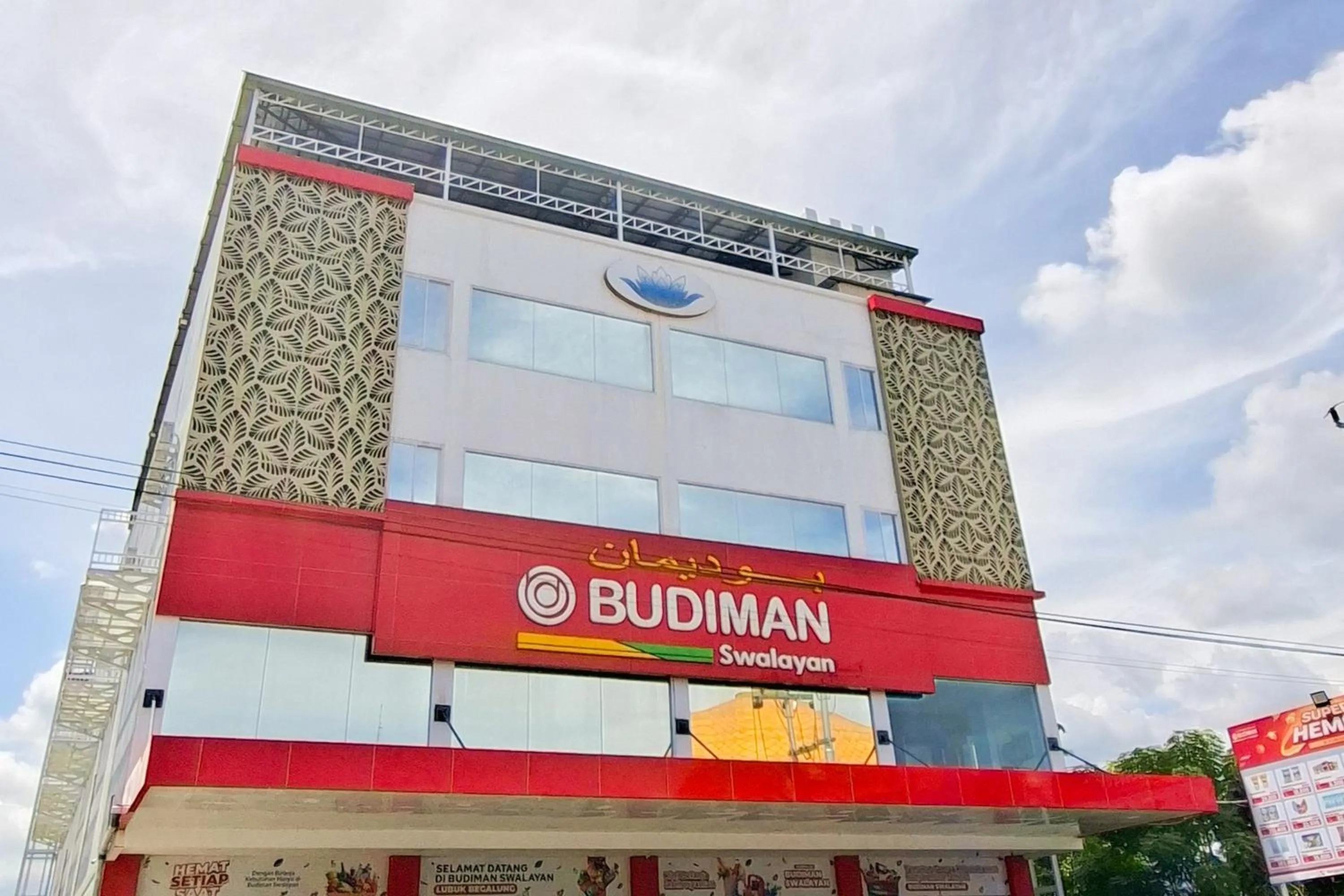 Facade/entrance in RedDoorz Plus Syariah at Lotus Residence