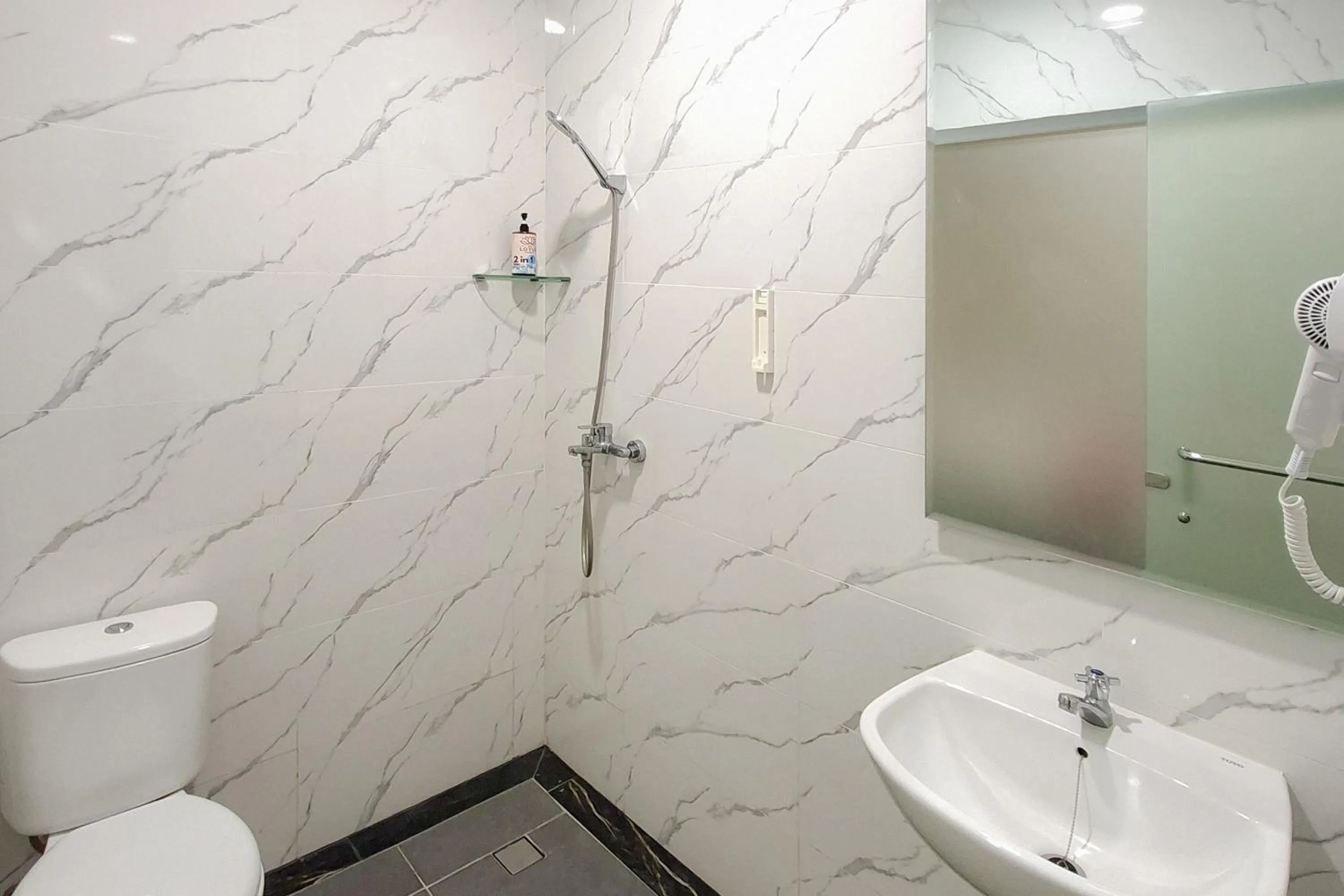 Bathroom in RedDoorz Plus Syariah at Lotus Residence